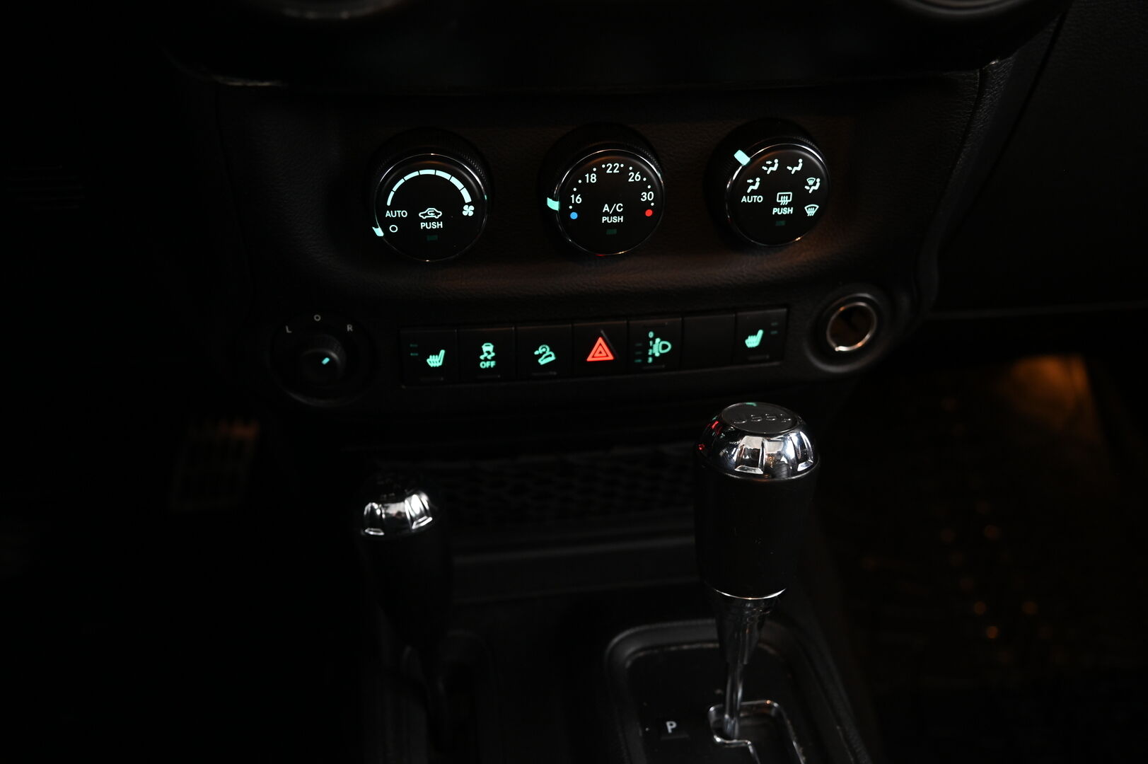 Jeep Wrangler 2012 Unlimited 2,8 CRD *Vetokoukku / Nahkasisusta / Vakkari / Infinity Premium Audio / Navi* - 3,99 % KORKOTARJOUS TÄHÄN AUTOON 31.8. ASTI! - Korotettu / Aito maastokuningas!*