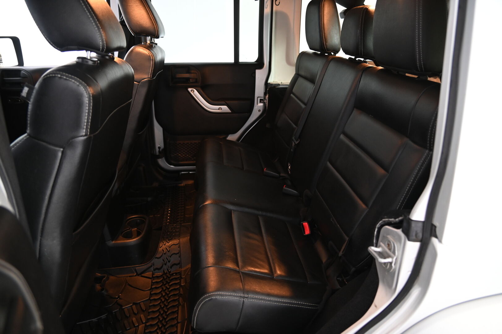 Jeep Wrangler 2012 Unlimited 2,8 CRD *Vetokoukku / Nahkasisusta / Vakkari / Infinity Premium Audio / Navi* - 3,99 % KORKOTARJOUS TÄHÄN AUTOON 31.8. ASTI! - Korotettu / Aito maastokuningas!*
