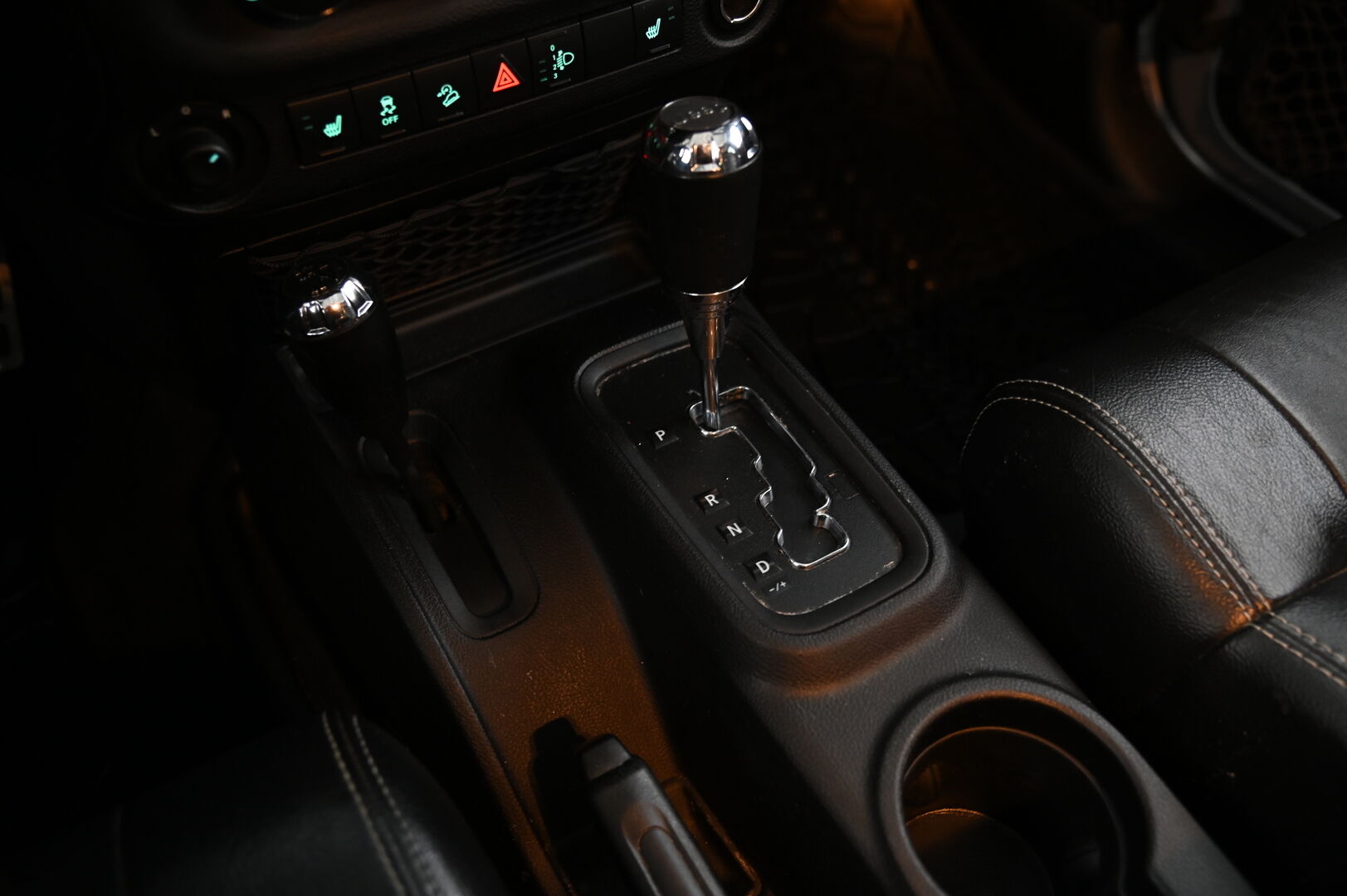 Jeep Wrangler 2012 Unlimited 2,8 CRD *Vetokoukku / Nahkasisusta / Vakkari / Infinity Premium Audio / Navi* - 3,99 % KORKOTARJOUS TÄHÄN AUTOON 31.8. ASTI! - Korotettu / Aito maastokuningas!*