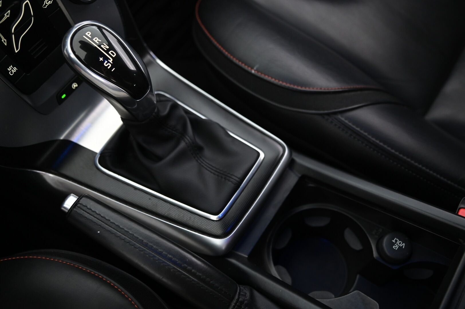 Volvo V40 2015 D2 Ocean Race Business aut - Suomi-auto | Webasto | Tutka takana | Vakkari | BT | 2x renkaat&alumiinivanteet