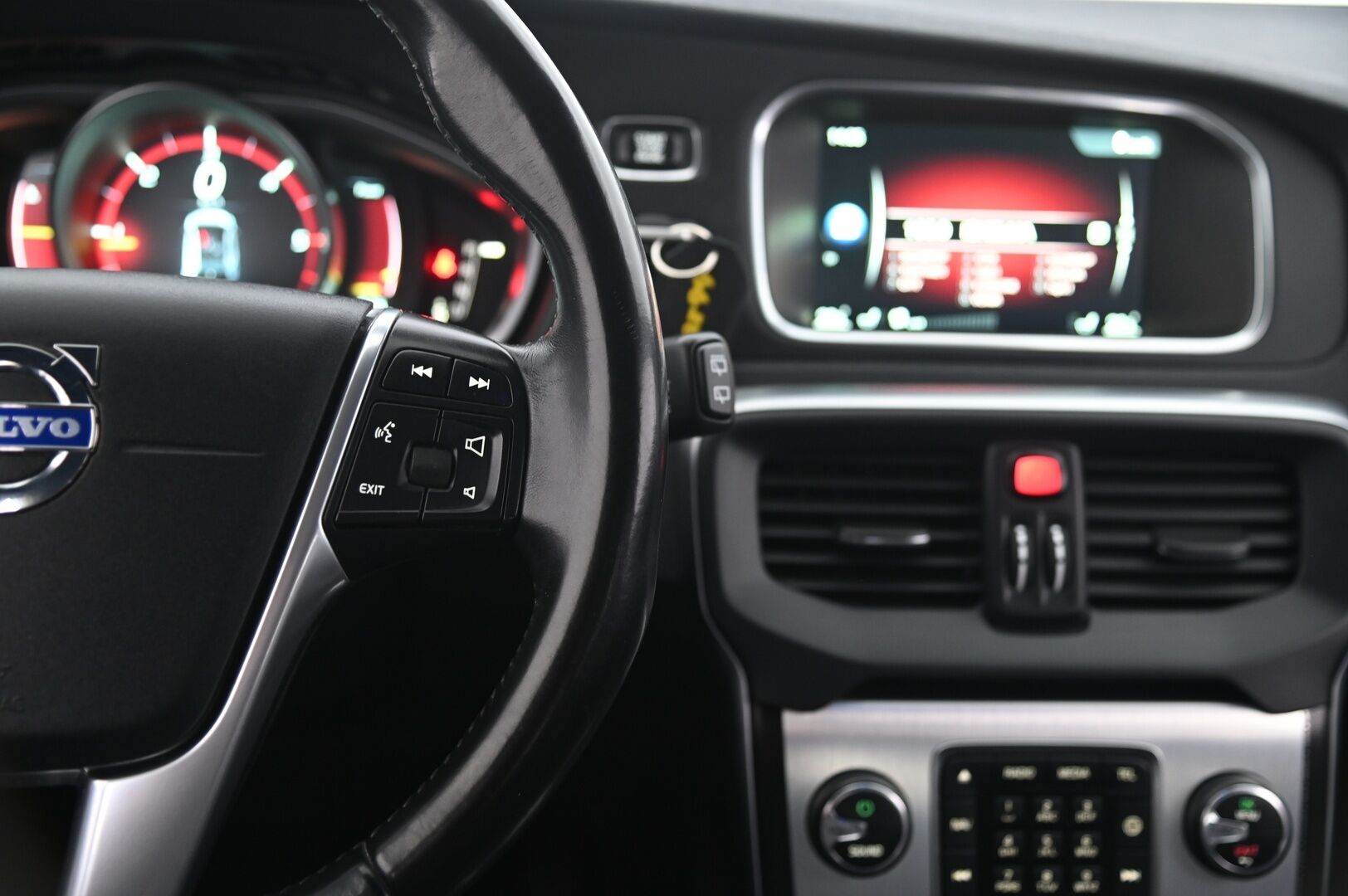 Volvo V40 2015 D2 Ocean Race Business aut - Suomi-auto | Webasto | Tutka takana | Vakkari | BT | 2x renkaat&alumiinivanteet