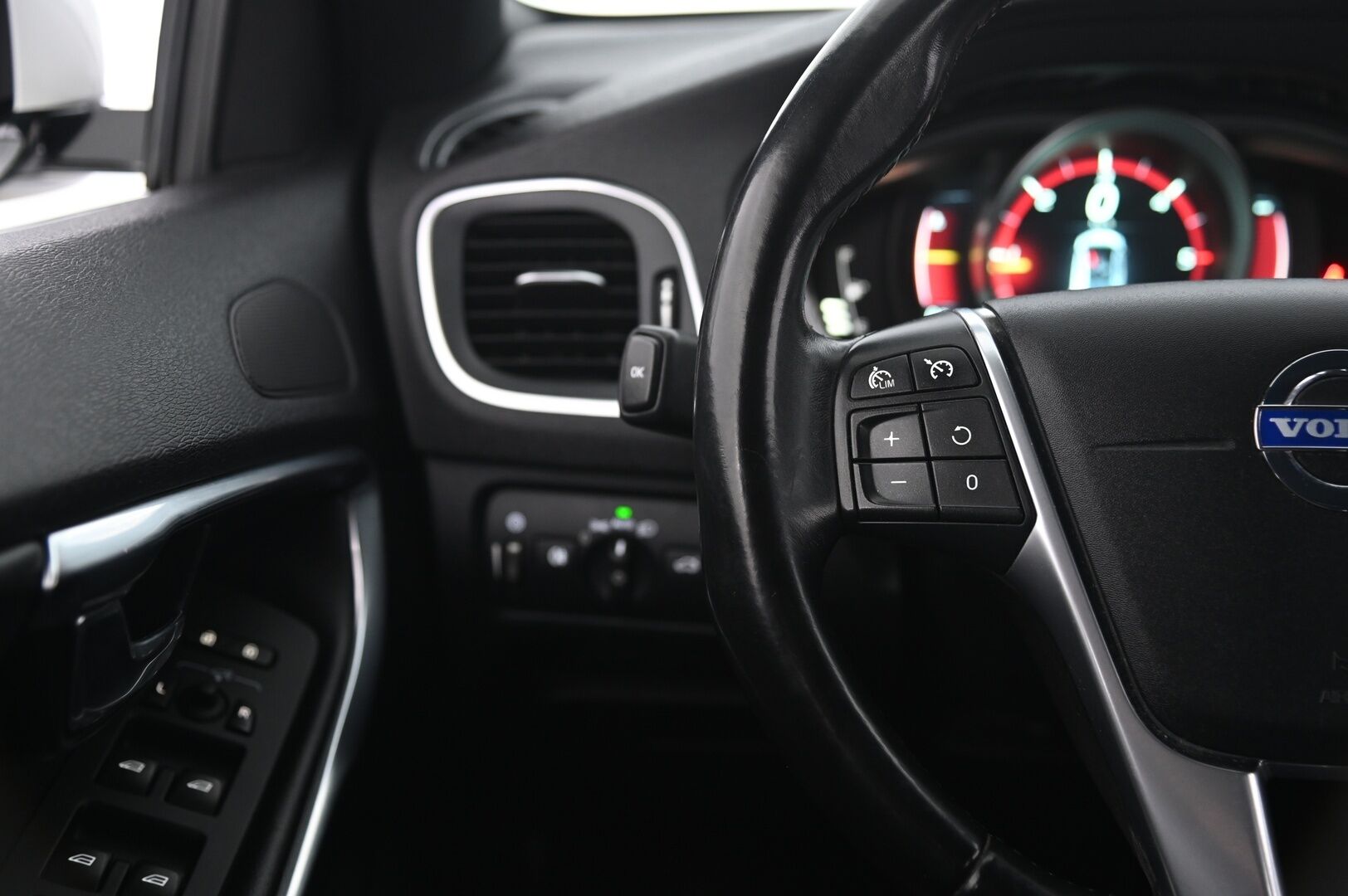 Volvo V40 2015 D2 Ocean Race Business aut - Suomi-auto | Webasto | Tutka takana | Vakkari | BT | 2x renkaat&alumiinivanteet