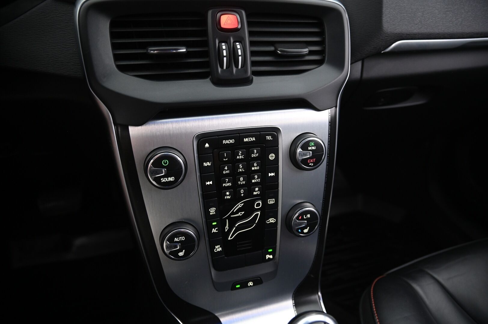 Volvo V40 2015 D2 Ocean Race Business aut - Suomi-auto | Webasto | Tutka takana | Vakkari | BT | 2x renkaat&alumiinivanteet