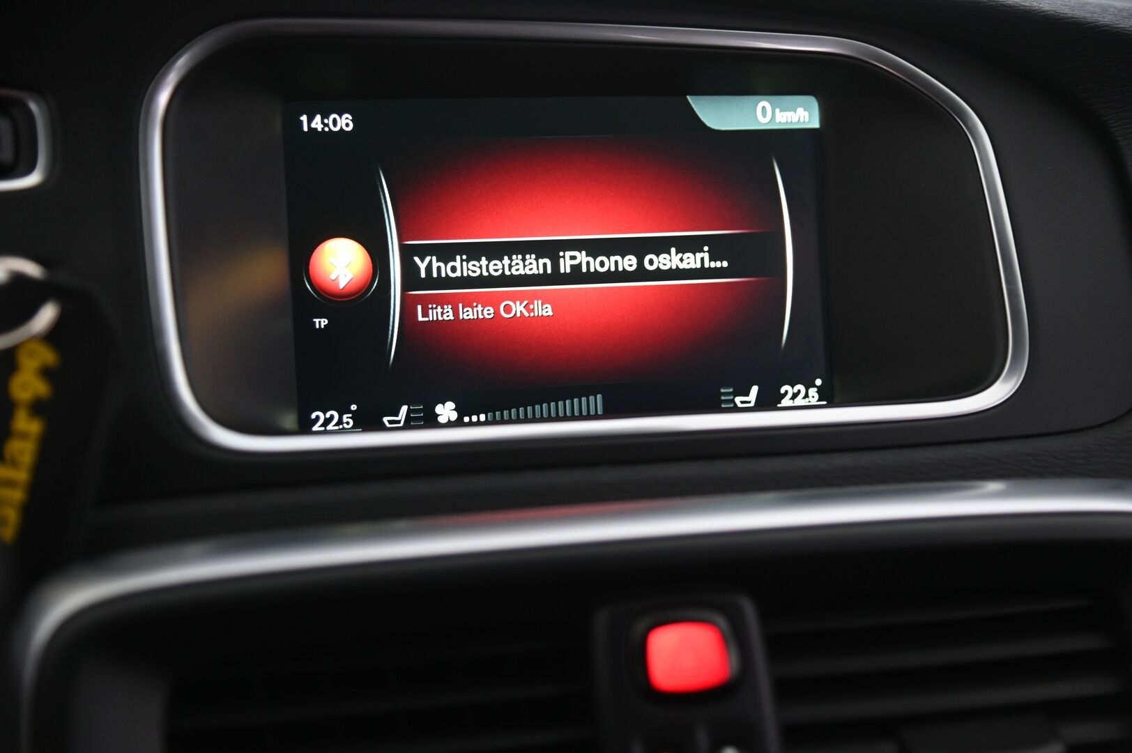 Volvo V40 2015 D2 Ocean Race Business aut - Suomi-auto | Webasto | Tutka takana | Vakkari | BT | 2x renkaat&alumiinivanteet