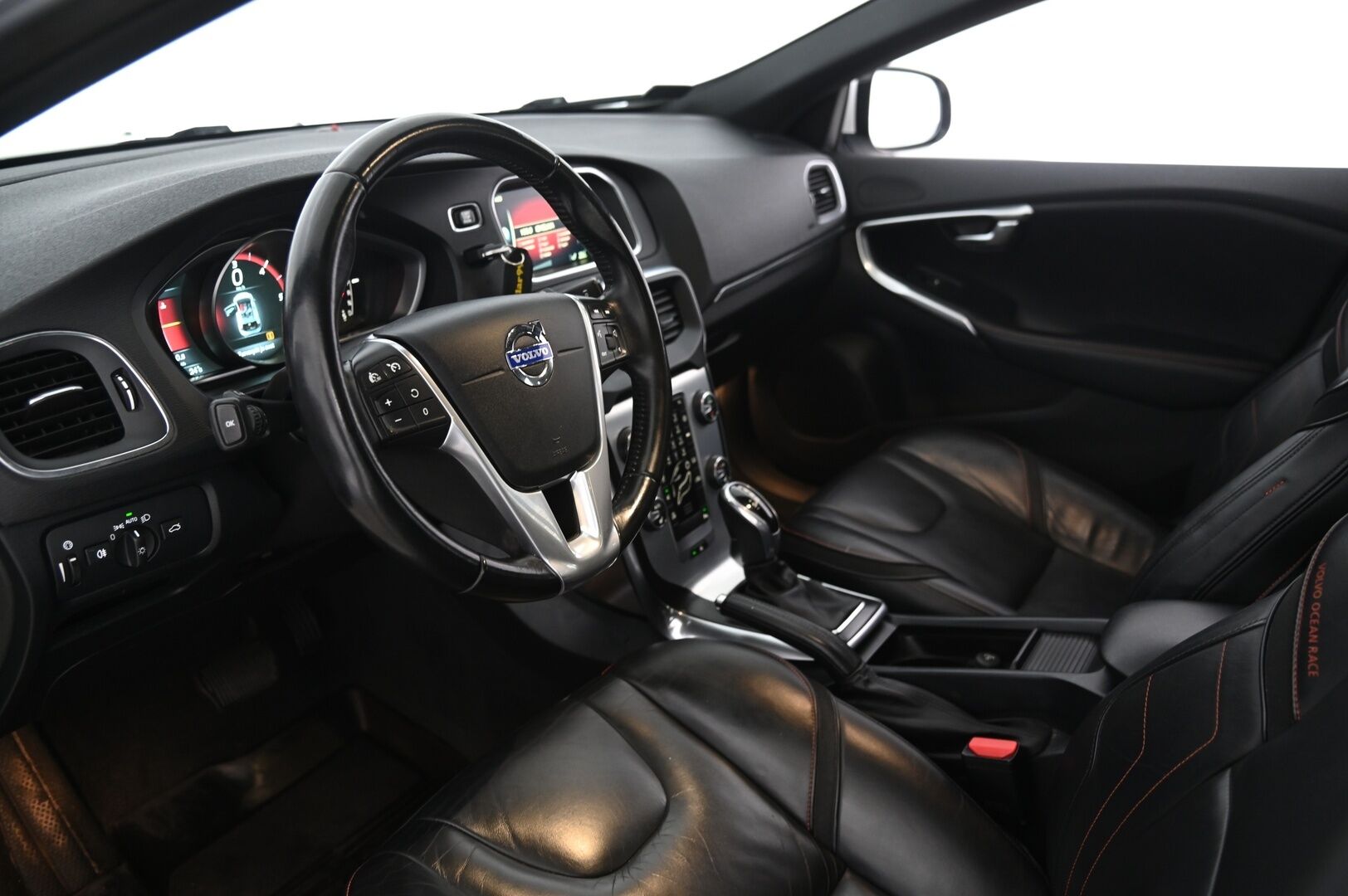 Volvo V40 2015 D2 Ocean Race Business aut - Suomi-auto | Webasto | Tutka takana | Vakkari | BT | 2x renkaat&alumiinivanteet