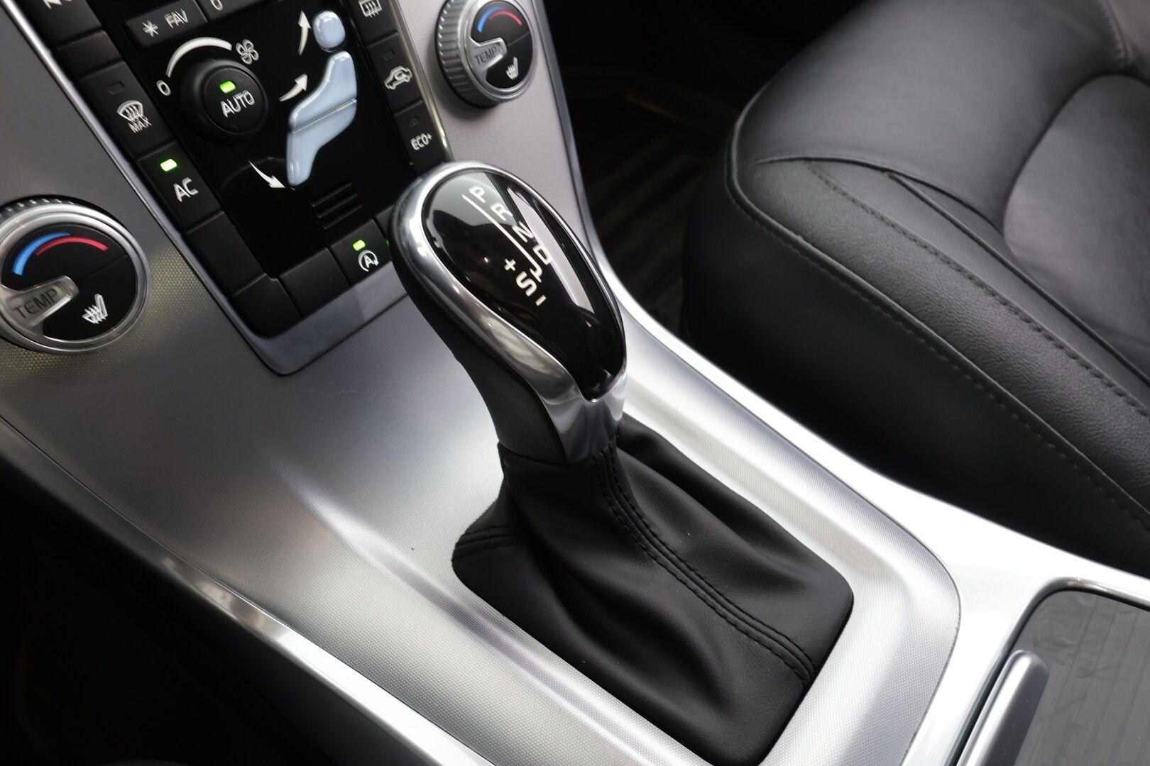 Volvo V70 2015 D4 Classic Business Summum aut * Vakkari / P.tutka / Navi / Muistipenkki / Webasto / Nahat / KeylessGo / Digimittaristo * - Kahdet renkaat aluvanteilla - HULLU BLACKWEEK KORKOTARJOUS 2,49%