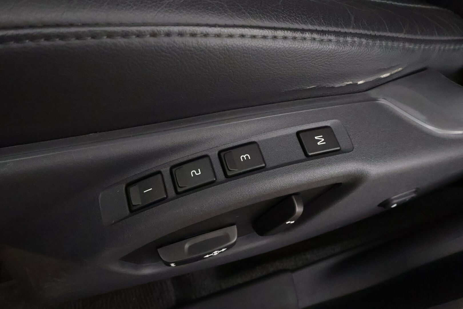 Volvo V70 2015 D4 Classic Business Summum aut * Vakkari / P.tutka / Navi / Muistipenkki / Webasto / Nahat / KeylessGo / Digimittaristo * - Kahdet renkaat aluvanteilla - HULLU BLACKWEEK KORKOTARJOUS 2,49%