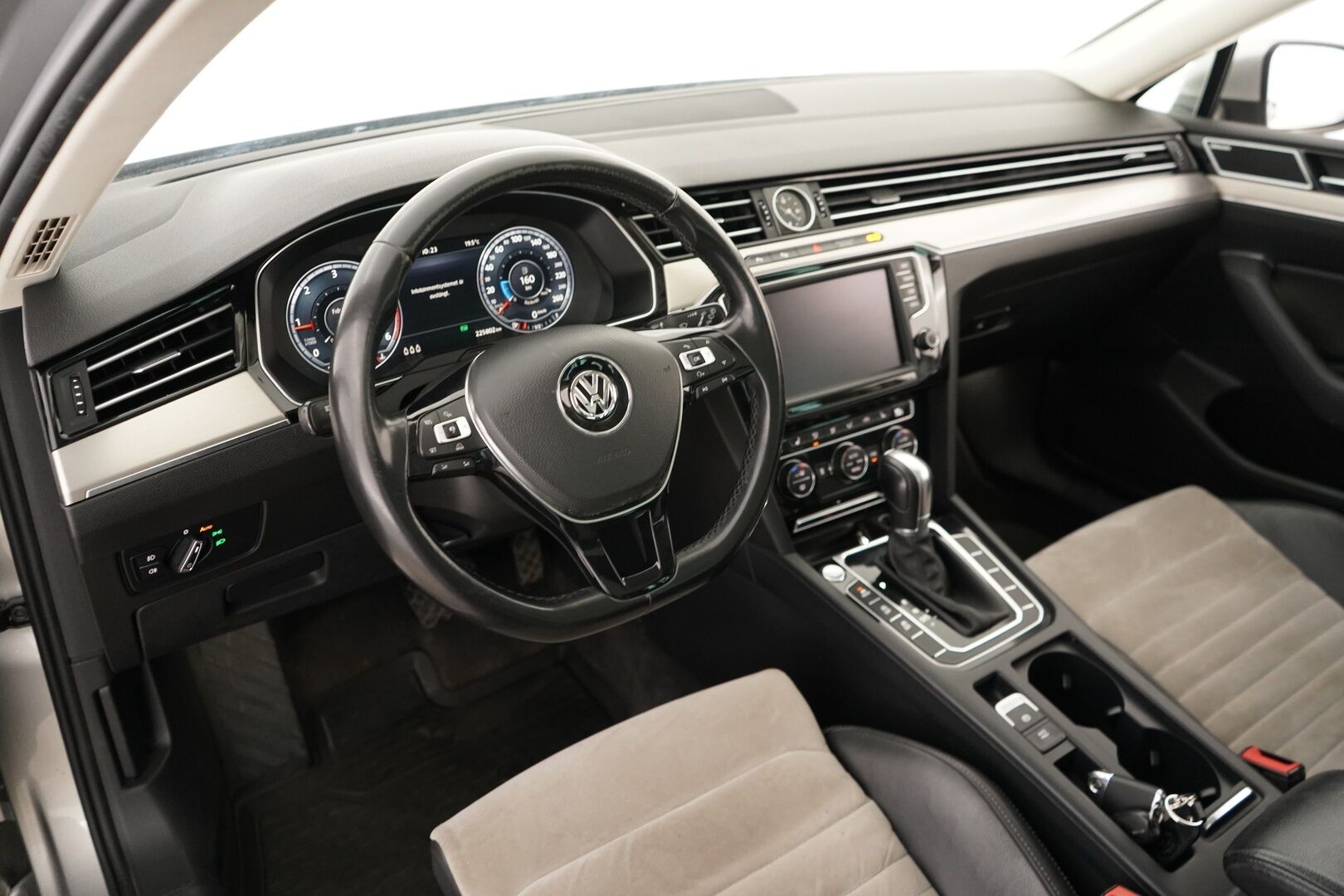 Volkswagen Passat 2015 2.0 TDI Biturbo Variant Highline 176 kW (240 hv) BMT 4MOTION DSG-aut *Webasto / Lasikatto / ACC / Koukku / Dynaudio / Digimittaristo / EcoComfort* - Suomi-auto / juuri huollettu / Kahdet renkaat / Kattavat varusteet!