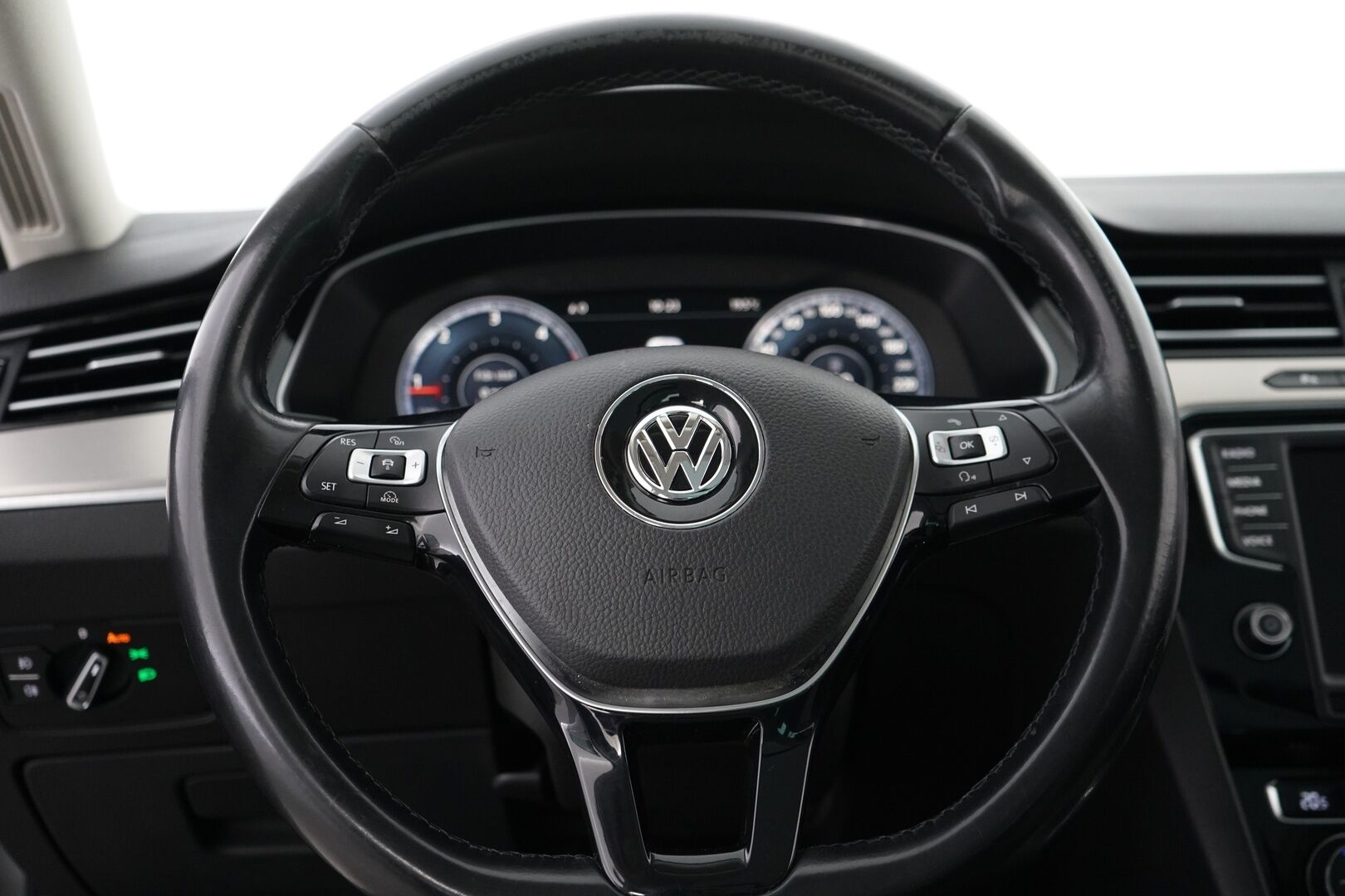Volkswagen Passat 2015 2.0 TDI Biturbo Variant Highline 176 kW (240 hv) BMT 4MOTION DSG-aut *Webasto / Lasikatto / ACC / Koukku / Dynaudio / Digimittaristo / EcoComfort* - Suomi-auto / juuri huollettu / Kahdet renkaat / Kattavat varusteet!