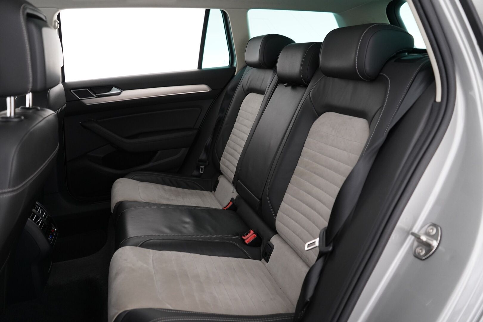 Volkswagen Passat 2015 2.0 TDI Biturbo Variant Highline 176 kW (240 hv) BMT 4MOTION DSG-aut *Webasto / Lasikatto / ACC / Koukku / Dynaudio / Digimittaristo / EcoComfort* - Suomi-auto / juuri huollettu / Kahdet renkaat / Kattavat varusteet!