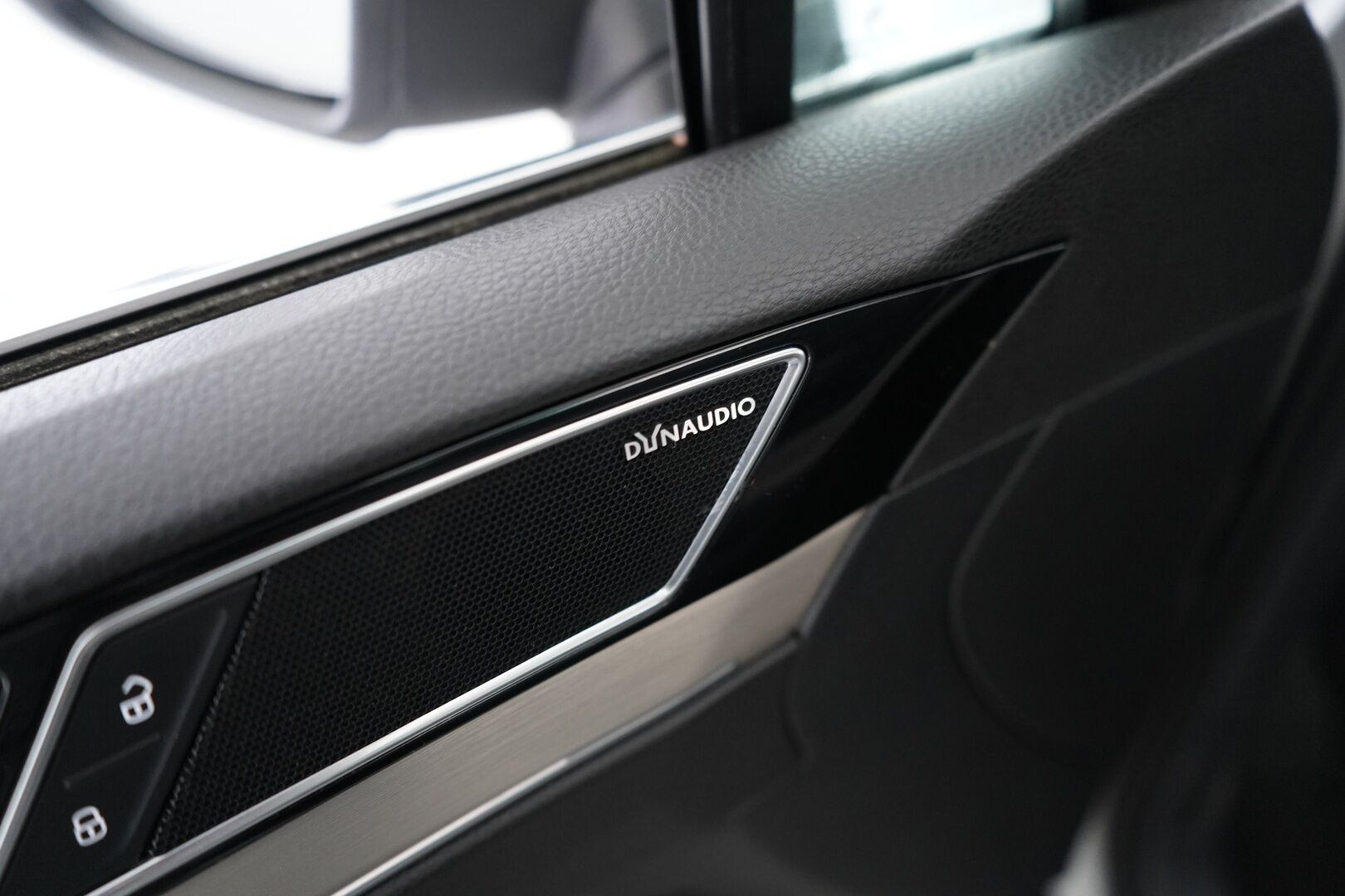 Volkswagen Passat 2015 2.0 TDI Biturbo Variant Highline 176 kW (240 hv) BMT 4MOTION DSG-aut *Webasto / Lasikatto / ACC / Koukku / Dynaudio / Digimittaristo / EcoComfort* - Suomi-auto / juuri huollettu / Kahdet renkaat / Kattavat varusteet!