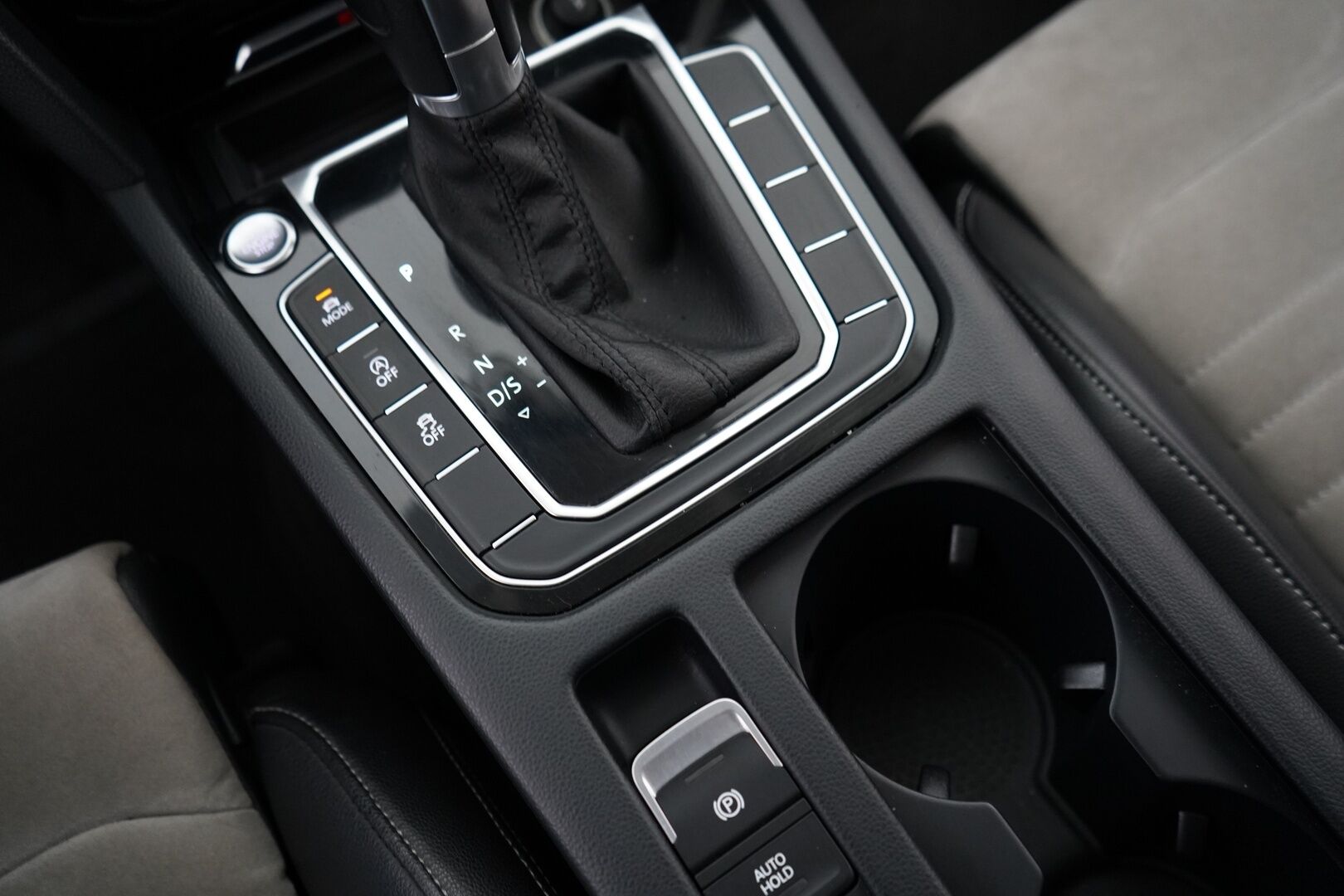 Volkswagen Passat 2015 2.0 TDI Biturbo Variant Highline 176 kW (240 hv) BMT 4MOTION DSG-aut *Webasto / Lasikatto / ACC / Koukku / Dynaudio / Digimittaristo / EcoComfort* - Suomi-auto / juuri huollettu / Kahdet renkaat / Kattavat varusteet!