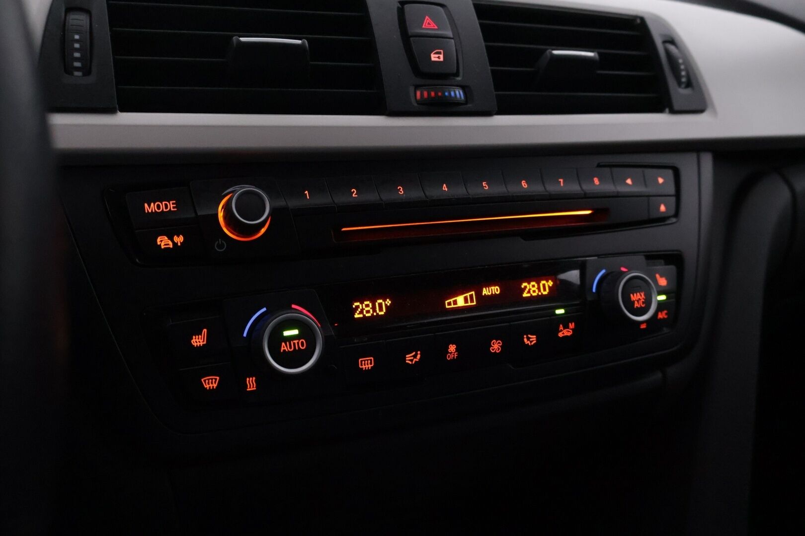 BMW 320 2015 F30 Sedan 320i TwinPower Turbo A Limited xDrive Edition *Lohko / Tutka / Vakkari / Xenon / Suomiauto* - Juuri katsastettu ja huollettu siistikuntoinen neliveto Suomiauto kaksilla renkailla ja vanteilla!