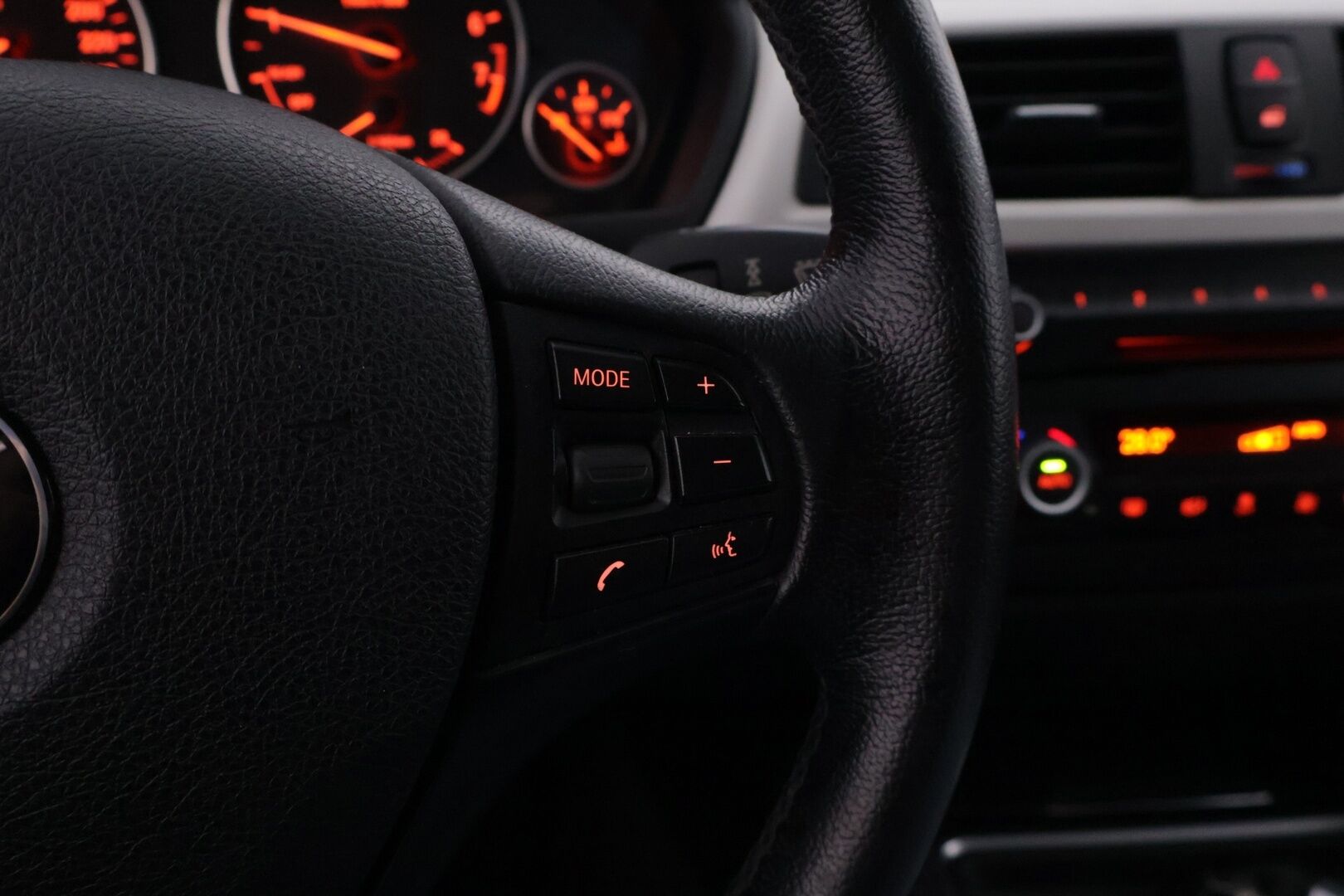 BMW 320 2015 F30 Sedan 320i TwinPower Turbo A Limited xDrive Edition *Lohko / Tutka / Vakkari / Xenon / Suomiauto* - Juuri katsastettu ja huollettu siistikuntoinen neliveto Suomiauto kaksilla renkailla ja vanteilla!