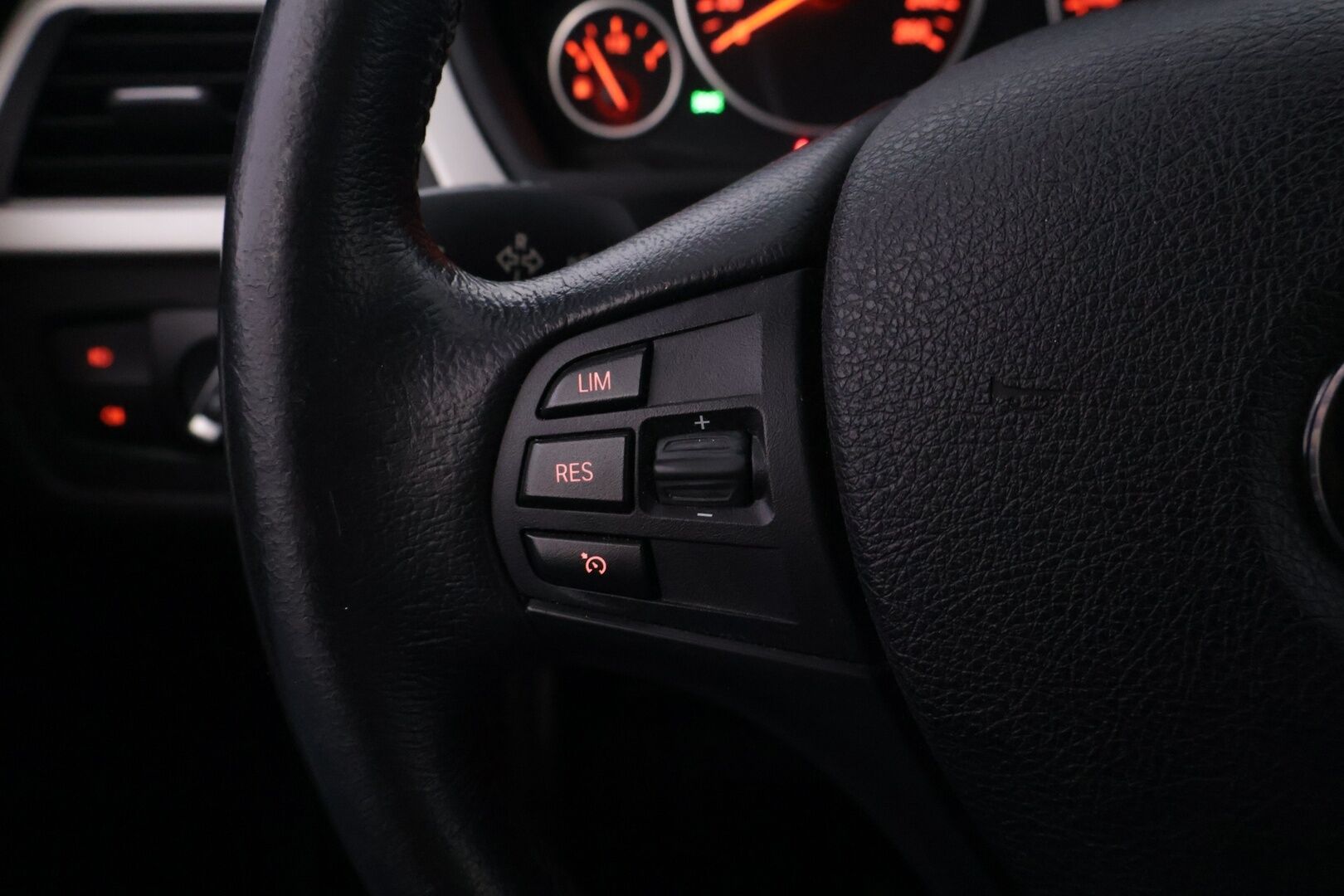 BMW 320 2015 F30 Sedan 320i TwinPower Turbo A Limited xDrive Edition *Lohko / Tutka / Vakkari / Xenon / Suomiauto* - Juuri katsastettu ja huollettu siistikuntoinen neliveto Suomiauto kaksilla renkailla ja vanteilla!