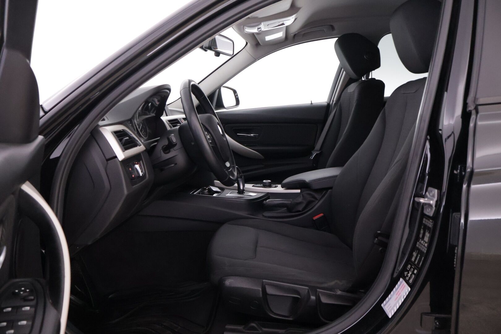 BMW 320 2015 F30 Sedan 320i TwinPower Turbo A Limited xDrive Edition *Lohko / Tutka / Vakkari / Xenon / Suomiauto* - Juuri katsastettu ja huollettu siistikuntoinen neliveto Suomiauto kaksilla renkailla ja vanteilla!