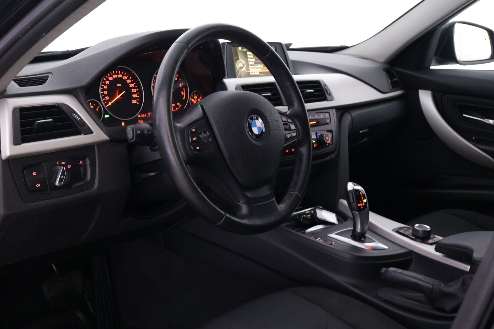 BMW 320 2015 F30 Sedan 320i TwinPower Turbo A Limited xDrive Edition *Lohko / Tutka / Vakkari / Xenon / Suomiauto* - Juuri katsastettu ja huollettu siistikuntoinen neliveto Suomiauto kaksilla renkailla ja vanteilla!
