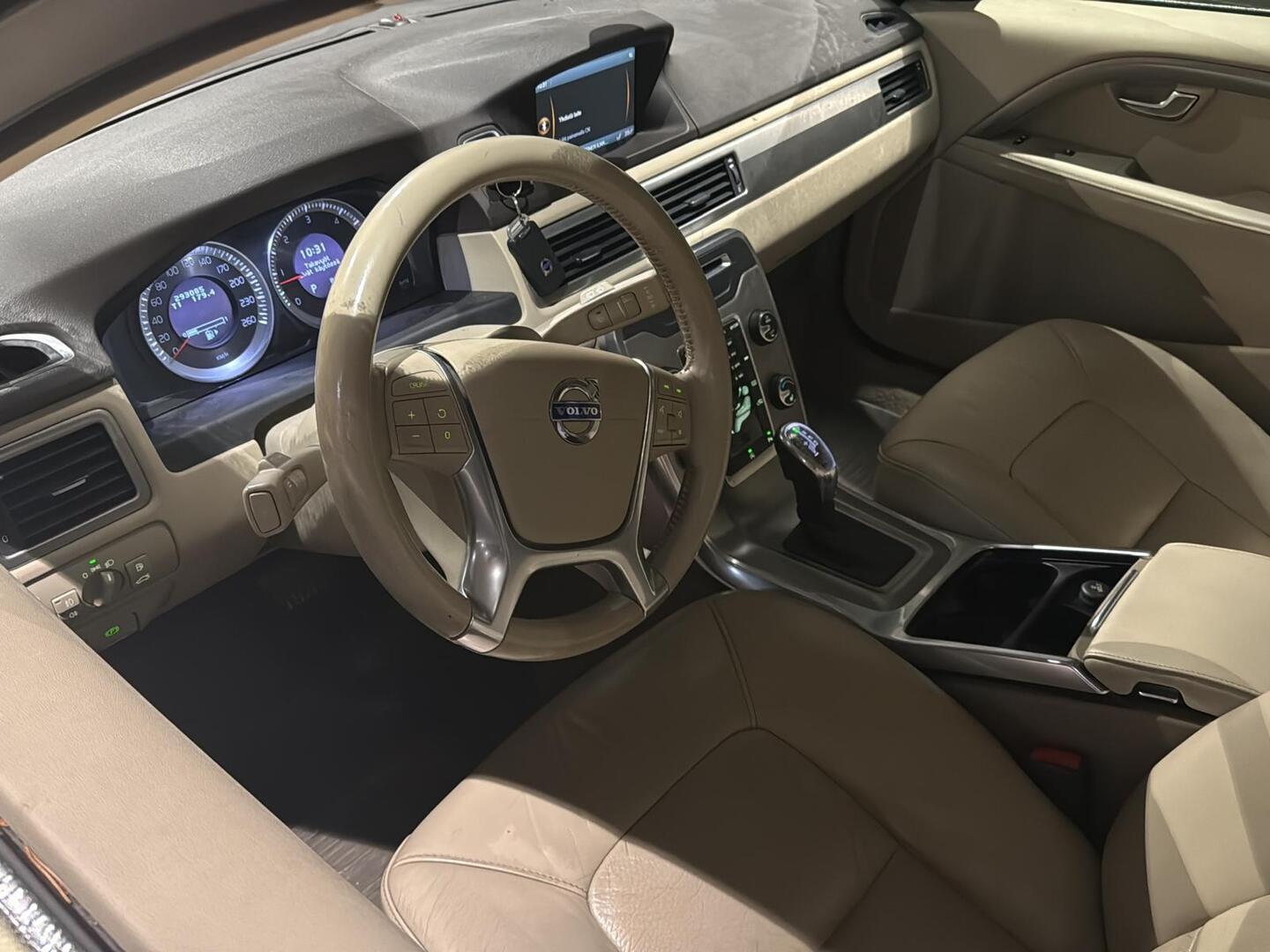 Volvo V70 2013 D4 Momentum aut * Vetokoukku / Vaalea Nahkasisusta / Navi / Xenon / Lohko & Sisäpistoke / City Safety / Vakkari - 2x Renkaat Aluvantein / Jakopää tehty / Siisti ikäisekseen! - Osta nyt, maksa vasta ensi vuonna