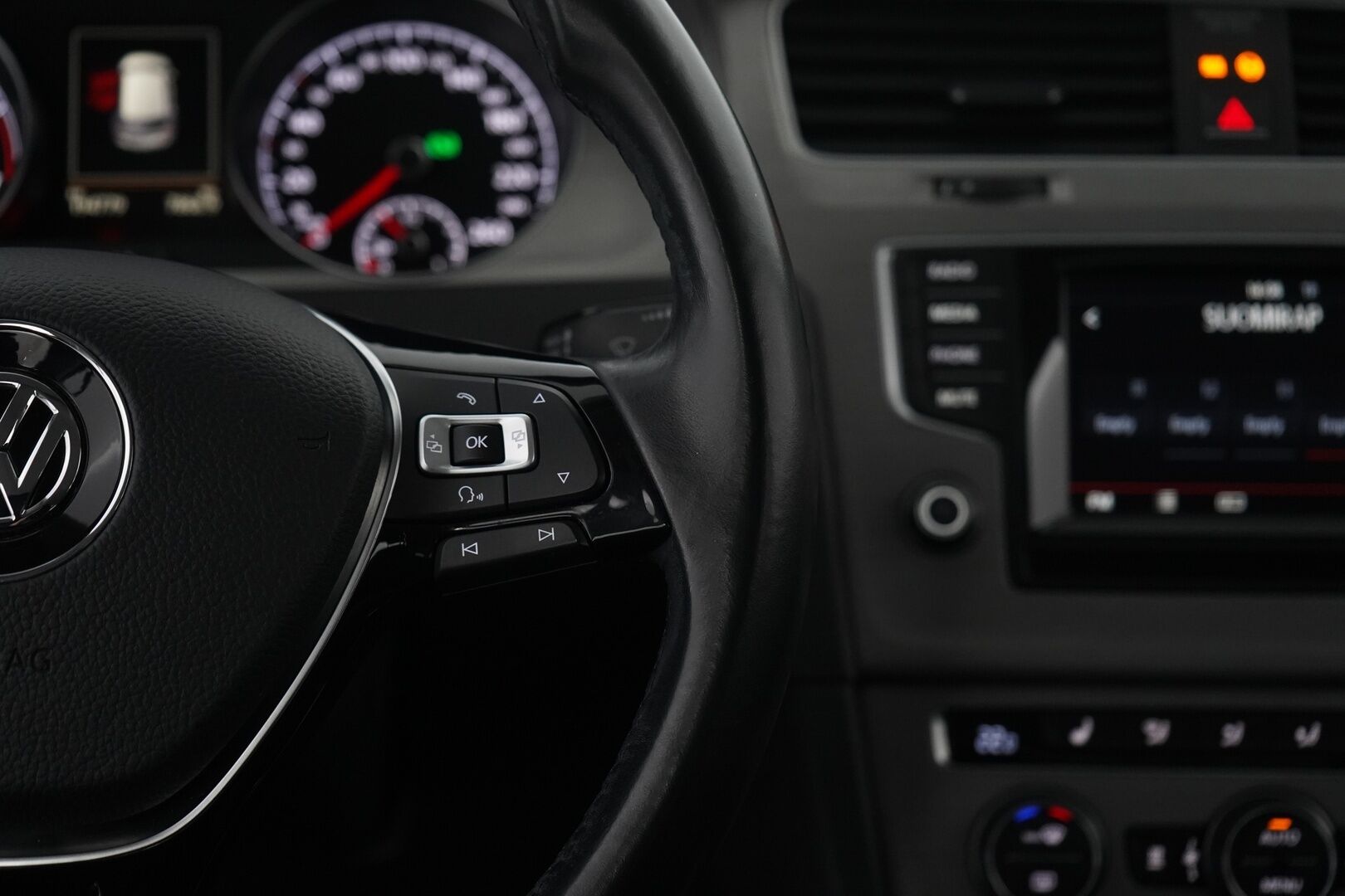 Volkswagen Golf 2015 1.2 TSI Comfortline Edition 40 77 kW (105 hv) BMT DSG-aut *Koukku / Lohkolämmitin / Vakkari / Keyless / Tutkat* - Suomi-Auto / Jakopää 2025 / Kahdet vanteet / Hyvät huollot