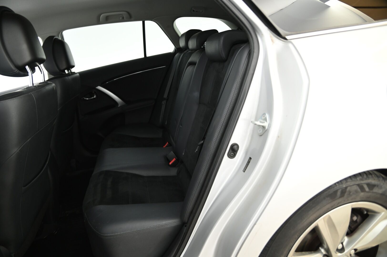 Toyota Avensis 2015 2,0 D-4D DPF Active Edition Wagon *2-Omisteinen Suomiauto / Webasto / P.Kamera / Puolinahat / Bluetooth / Koukku / Juuri Huollettu / Vuoden leima* - Taloudellinen luottopeli! Autosta löytyy kahdet hyvät renkaat, huoltohistoria todella särmä ja viimeisin huolto tehty hiljattain!