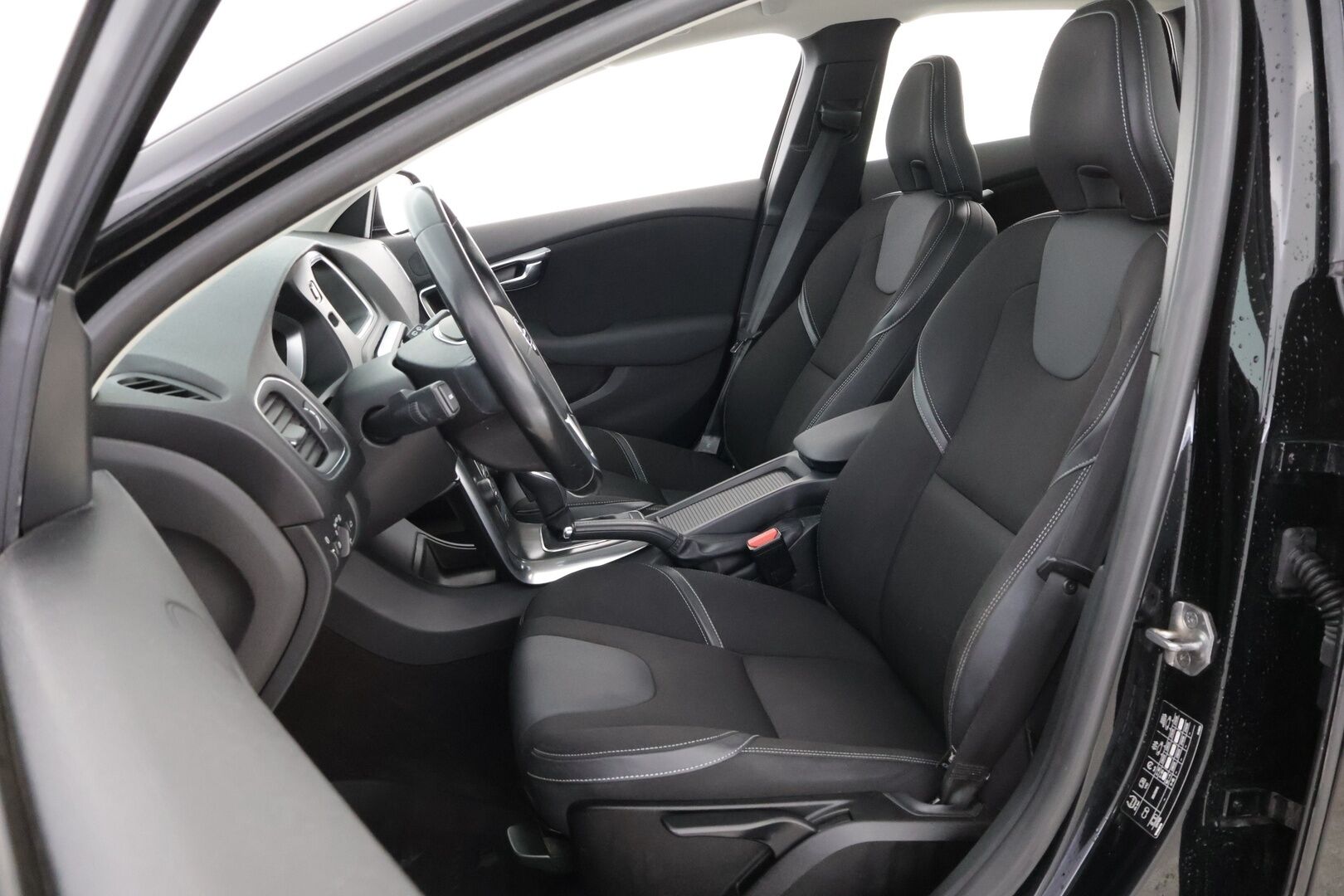 Volvo V40 2015 D2 Business aut * Webasto / High Perf Audio / Digimittari / Xenon / Peruutustutka / Vakkari - Suomiauto / Ei Adblue järjestelmää / Juuri saapunut Tampereelle! - HULLUT AVAJAISHULINAT KORKOTARJOUS 3,29 %