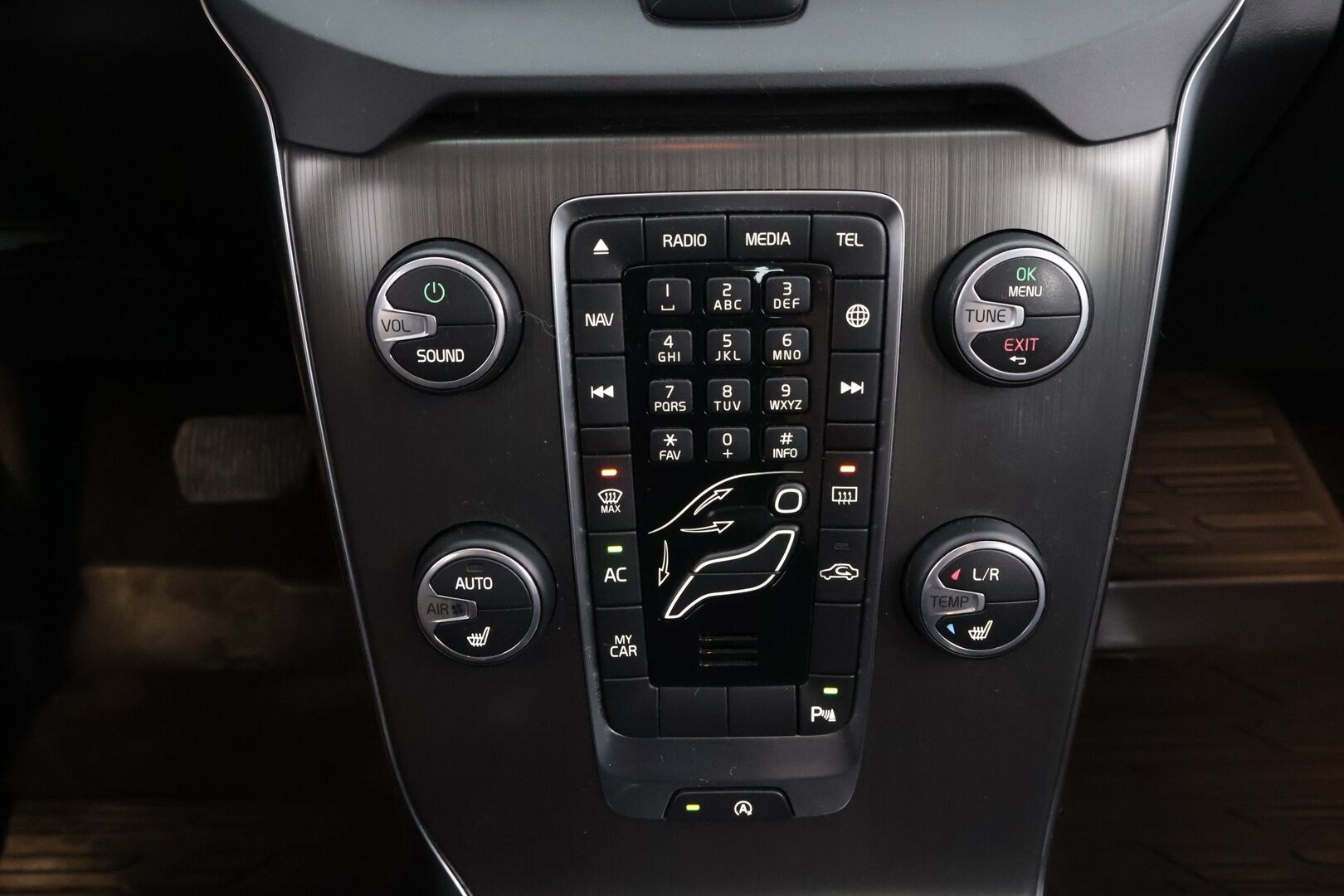 Volvo V40 2015 D2 Business aut * Webasto / High Perf Audio / Digimittari / Xenon / Peruutustutka / Vakkari - Suomiauto / Ei Adblue järjestelmää / Juuri saapunut Tampereelle! - HULLUT AVAJAISHULINAT KORKOTARJOUS 3,29 %