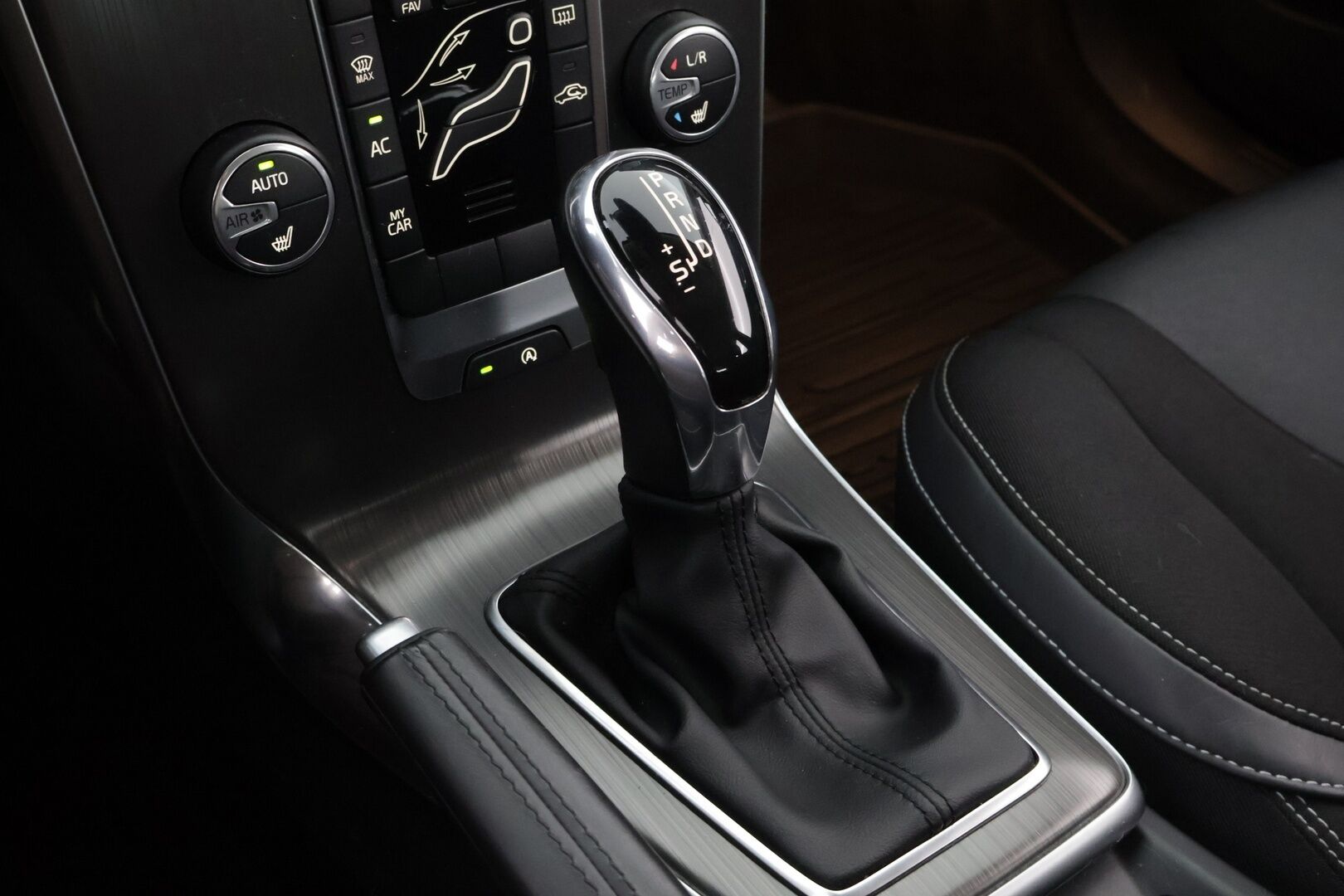 Volvo V40 2015 D2 Business aut * Webasto / High Perf Audio / Digimittari / Xenon / Peruutustutka / Vakkari - Suomiauto / Ei Adblue järjestelmää / Juuri saapunut Tampereelle! - HULLUT AVAJAISHULINAT KORKOTARJOUS 3,29 %