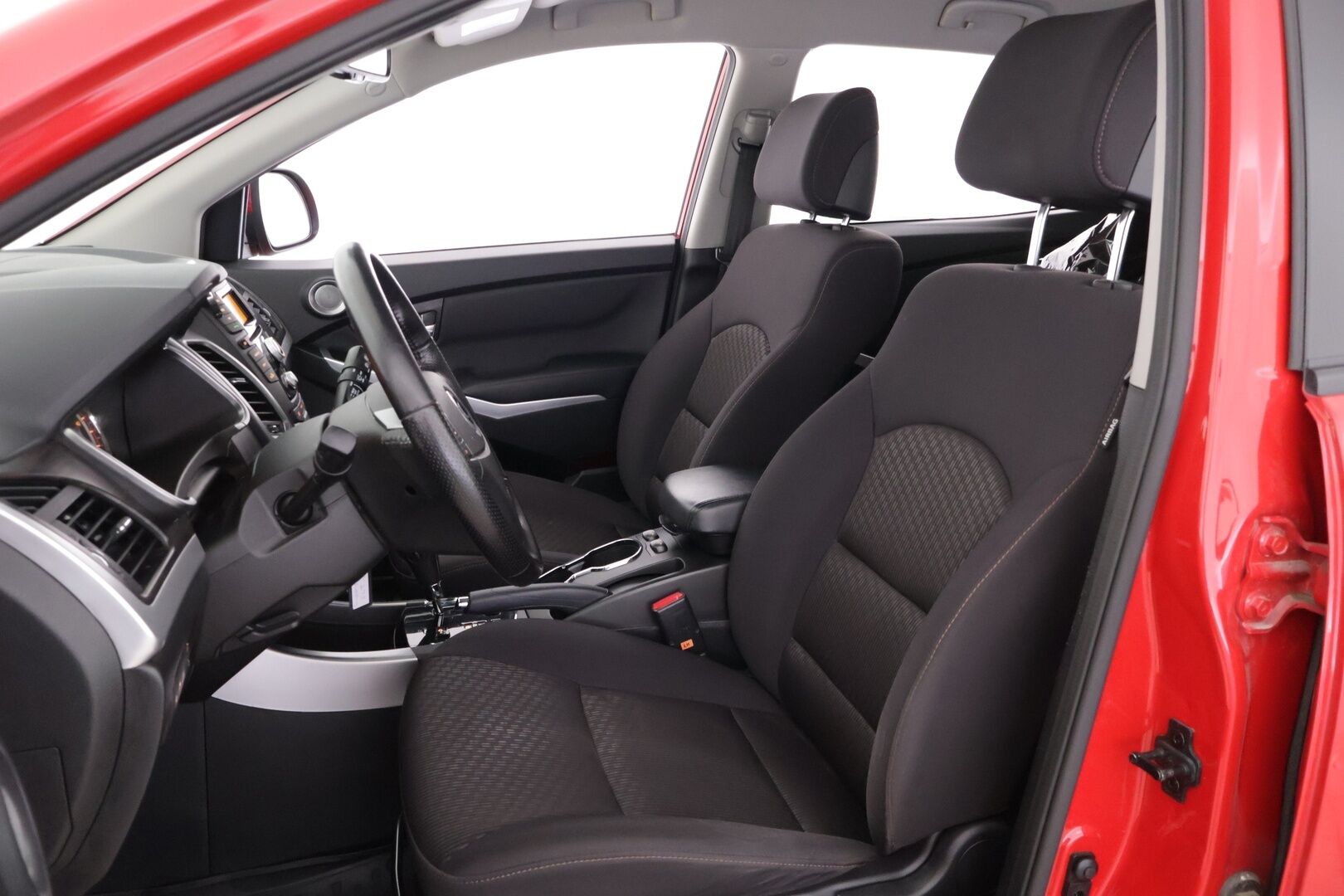 SsangYong Korando 2016 D20 AWD 6AT QUARTZ LIMITED / Vakkari / Lohkolämmitin / P-tutka / Koukku / 2x Renkaat Alumiinivanteilla - *MYYDÄÄN HUUTOKAUPAT.COM* / Suomi-auto / Neliveto automaatti / Särmä huoltohistoria / Pitkä leima