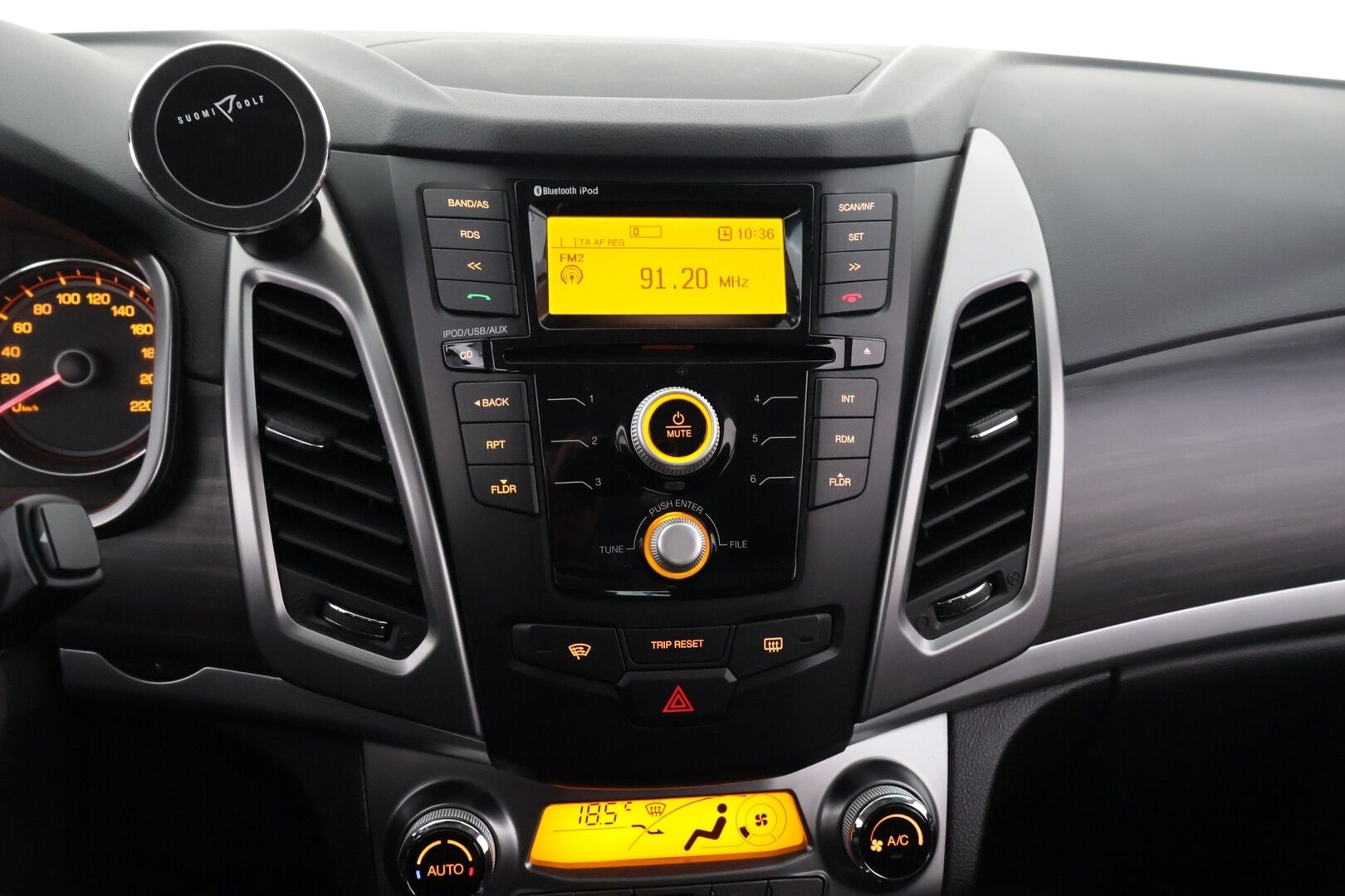 SsangYong Korando 2016 D20 AWD 6AT QUARTZ LIMITED / Vakkari / Lohkolämmitin / P-tutka / Koukku / 2x Renkaat Alumiinivanteilla - *MYYDÄÄN HUUTOKAUPAT.COM* / Suomi-auto / Neliveto automaatti / Särmä huoltohistoria / Pitkä leima