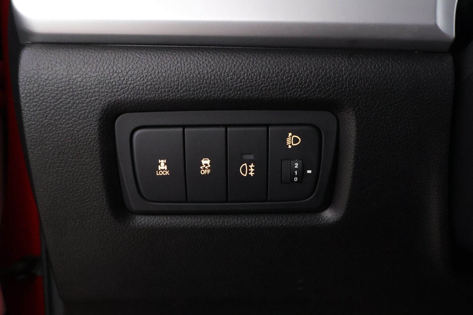 SsangYong Korando 2016 D20 AWD 6AT QUARTZ LIMITED / Vakkari / Lohkolämmitin / P-tutka / Koukku / 2x Renkaat Alumiinivanteilla - *MYYDÄÄN HUUTOKAUPAT.COM* / Suomi-auto / Neliveto automaatti / Särmä huoltohistoria / Pitkä leima