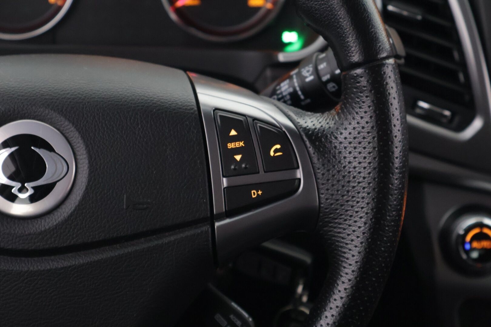 SsangYong Korando 2016 D20 AWD 6AT QUARTZ LIMITED / Vakkari / Lohkolämmitin / P-tutka / Koukku / 2x Renkaat Alumiinivanteilla - *MYYDÄÄN HUUTOKAUPAT.COM* / Suomi-auto / Neliveto automaatti / Särmä huoltohistoria / Pitkä leima