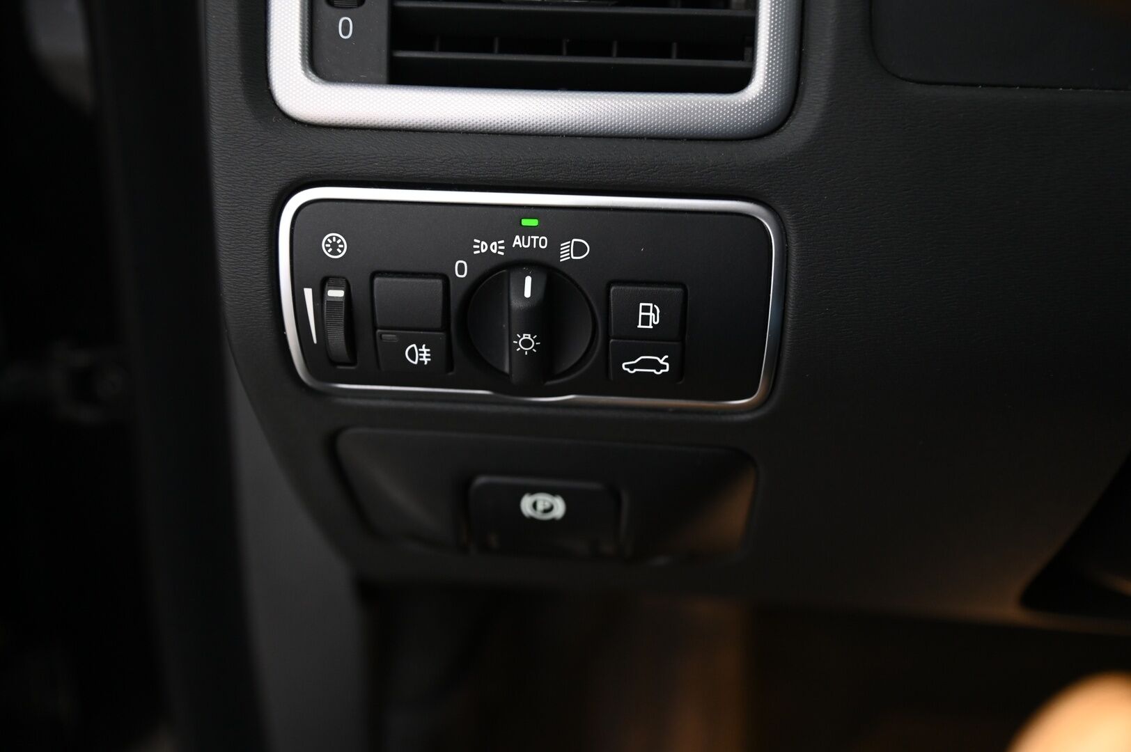 Volvo V70 2015 D4 Classic Business aut * Webasto / Koukku / Suomi-auto / Muistipenkki / Nahkasisusta / Vakkari * - S-luukku / Bluetooth / Digimittaristo / P.tutka - HULLU BLACKWEEK KORKOTARJOUS 2,49%