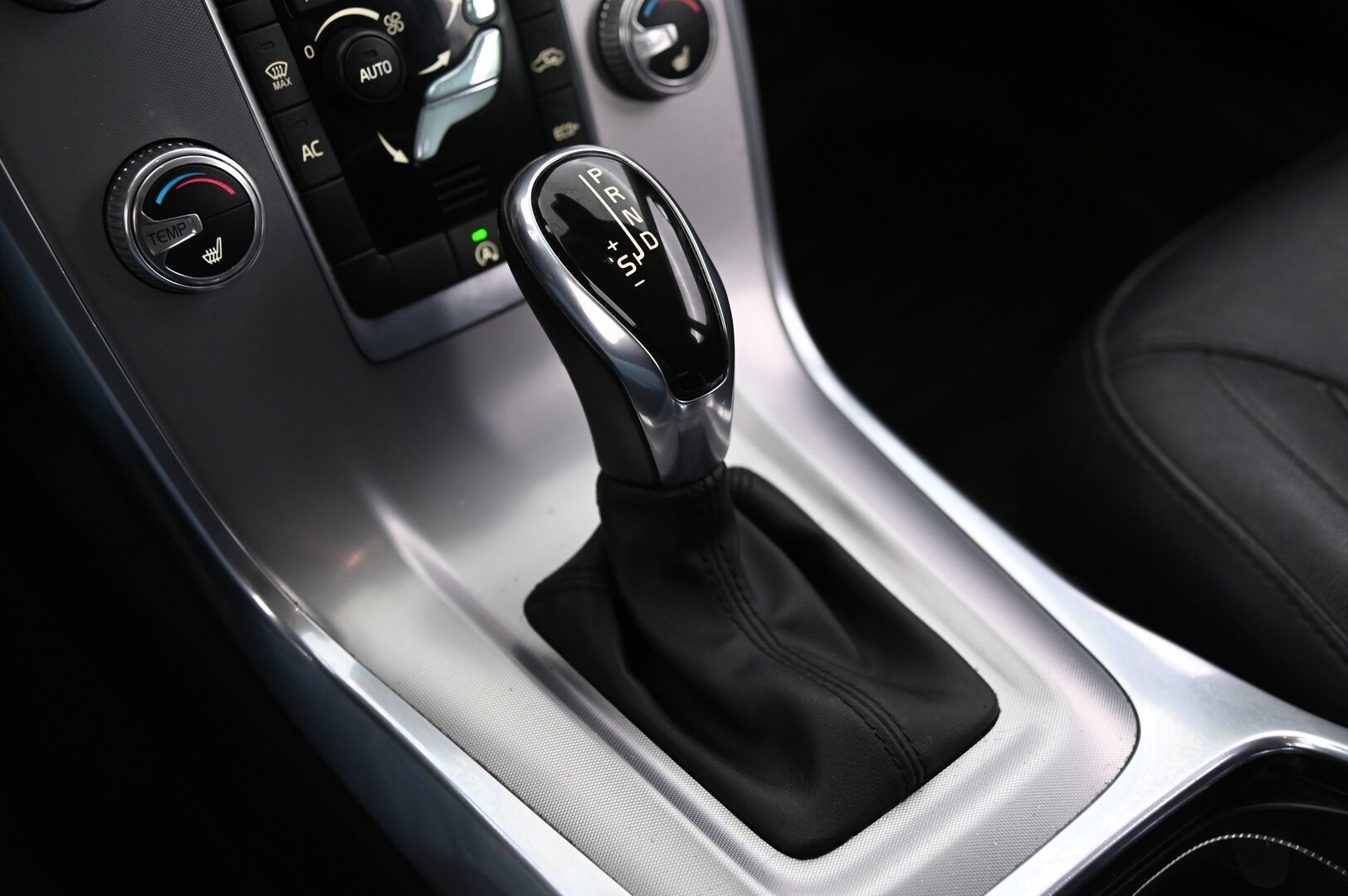 Volvo V70 2015 D4 Classic Business aut * Webasto / Koukku / Suomi-auto / Muistipenkki / Nahkasisusta / Vakkari * - S-luukku / Bluetooth / Digimittaristo / P.tutka - HULLU BLACKWEEK KORKOTARJOUS 2,49%