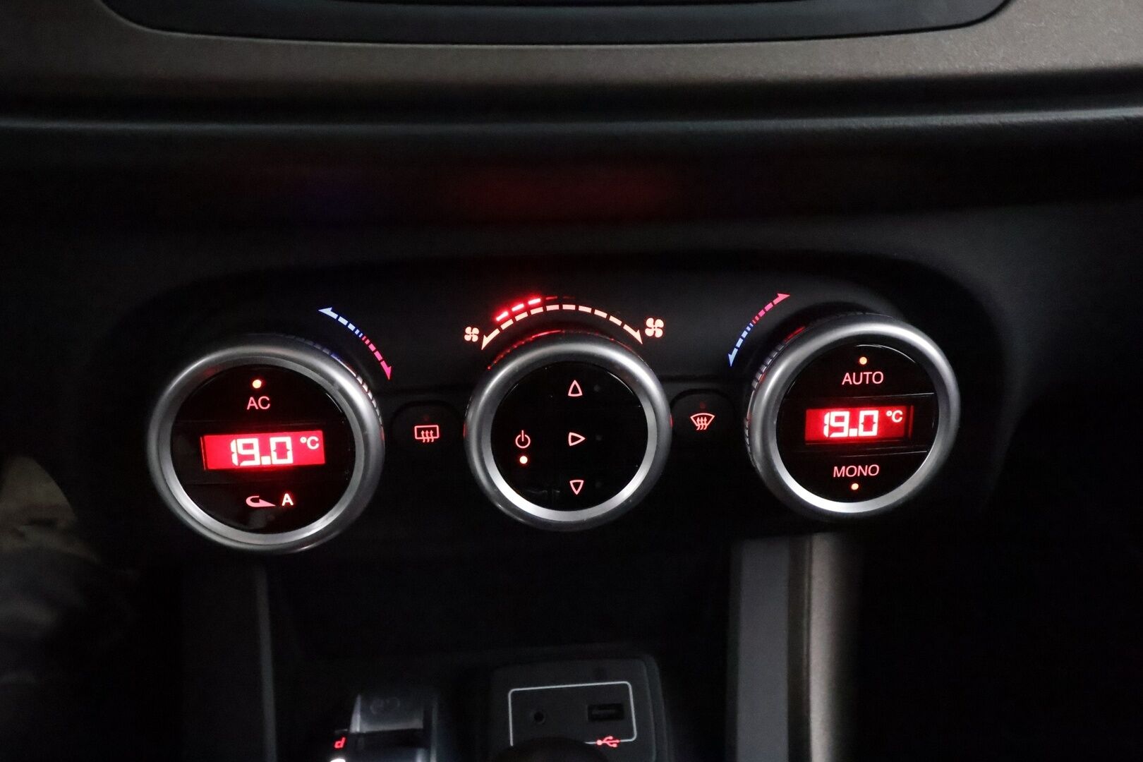 Alfa Romeo Giulietta 2016 1,4 MultiAir 170hv TCT Distinctive - | Vakkari | Bluetooth audio & Handsfree | Aut. ilmastointi | DNA ajotapavalitsin | Lohkolämmitin | 2x renkaat aluin | Suomiauto | 