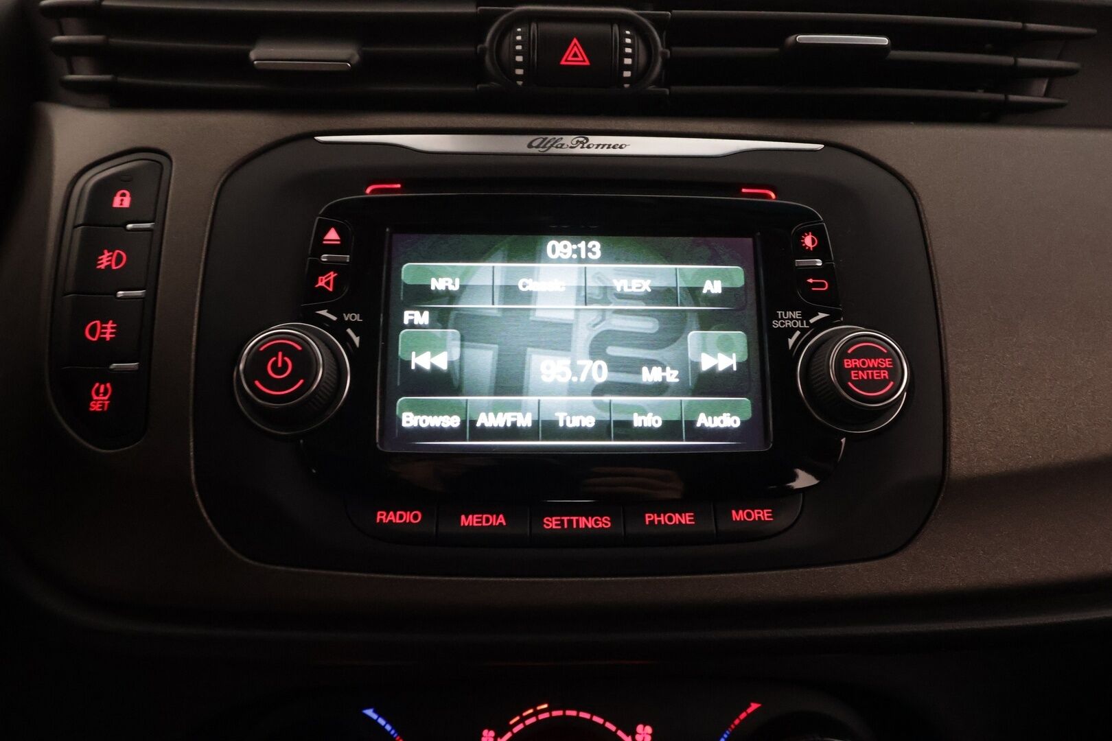Alfa Romeo Giulietta 2016 1,4 MultiAir 170hv TCT Distinctive - | Vakkari | Bluetooth audio & Handsfree | Aut. ilmastointi | DNA ajotapavalitsin | Lohkolämmitin | 2x renkaat aluin | Suomiauto | 