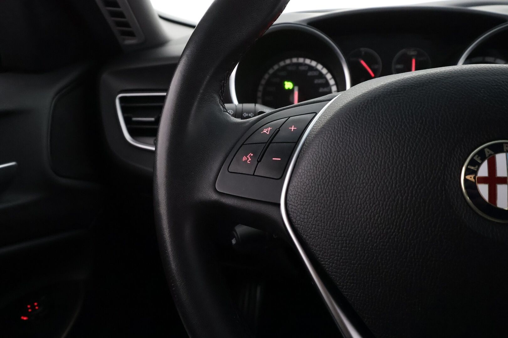 Alfa Romeo Giulietta 2016 1,4 MultiAir 170hv TCT Distinctive - | Vakkari | Bluetooth audio & Handsfree | Aut. ilmastointi | DNA ajotapavalitsin | Lohkolämmitin | 2x renkaat aluin | Suomiauto | 