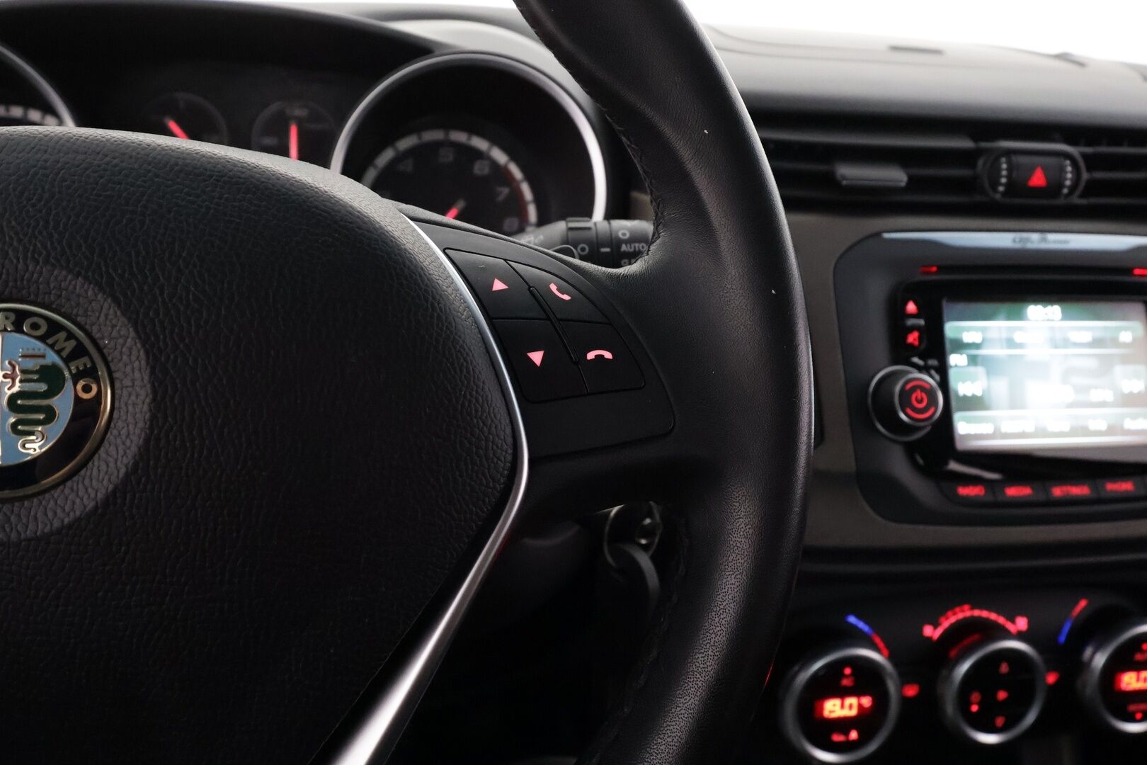 Alfa Romeo Giulietta 2016 1,4 MultiAir 170hv TCT Distinctive - | Vakkari | Bluetooth audio & Handsfree | Aut. ilmastointi | DNA ajotapavalitsin | Lohkolämmitin | 2x renkaat aluin | Suomiauto | 