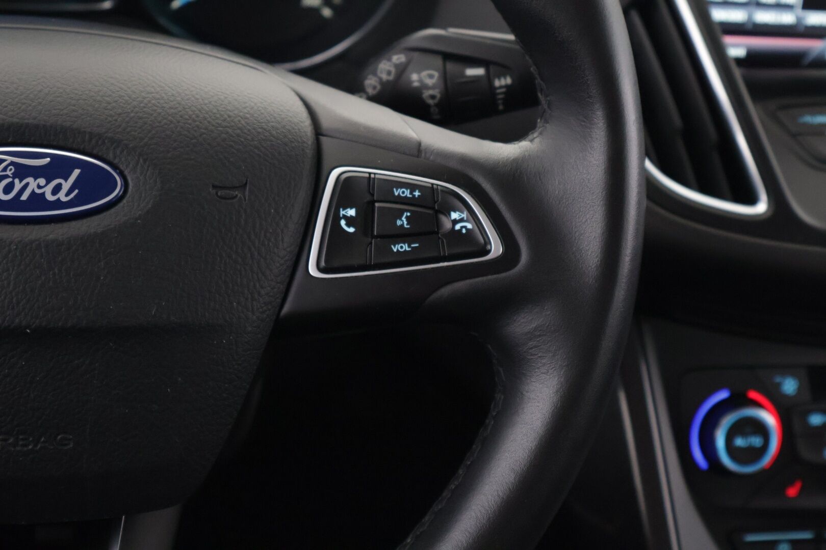 Ford C-Max 2016 Compact 1,5 EcoBoost 150 hv start/stop M6 Titanium / Vakkari / P-kamera / Koukku / Lohkolämmitin / Ratinlämmitin - *JAKOHIHNA VAIHDETTU 08/25* / Huoltokirja / Sähköluukku / Särmä Suomi-auto / Pienet kulut