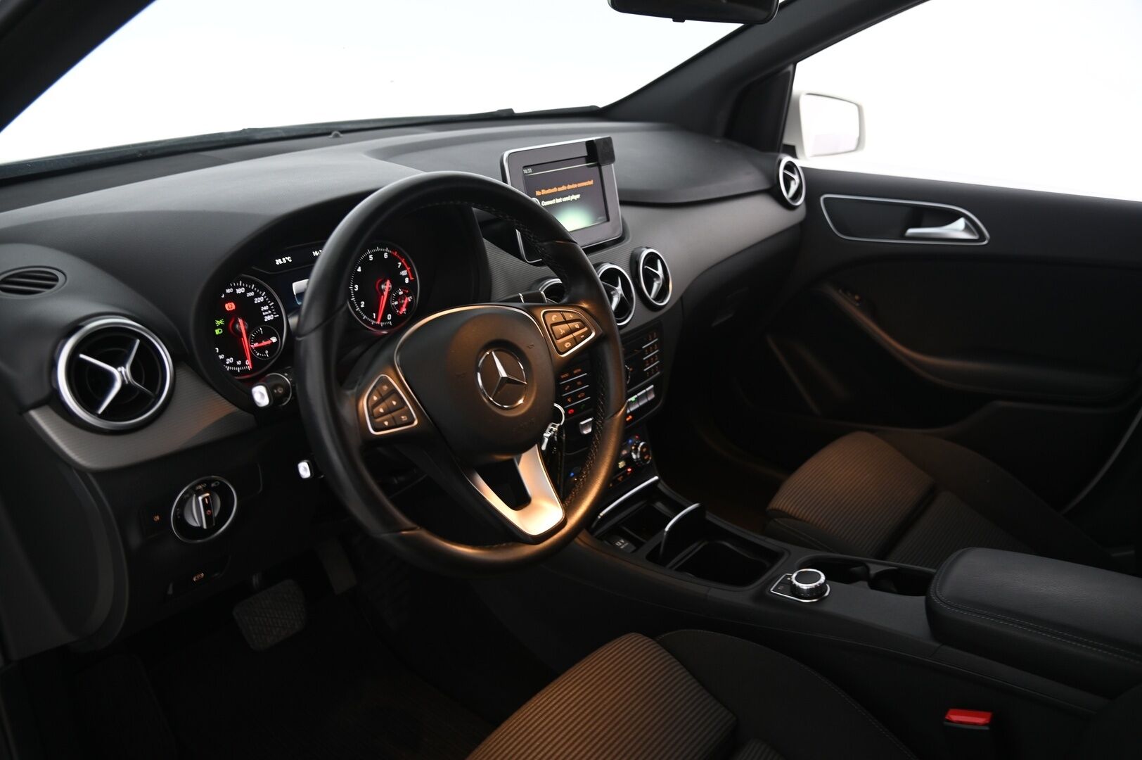 Mercedes-Benz B 2016 180 A Premium Business - P-kamera | LED High Perfomance | Vetokoukku | Lohko+sisäpistoke | 2xrenkaat&alut | Suomi-auto