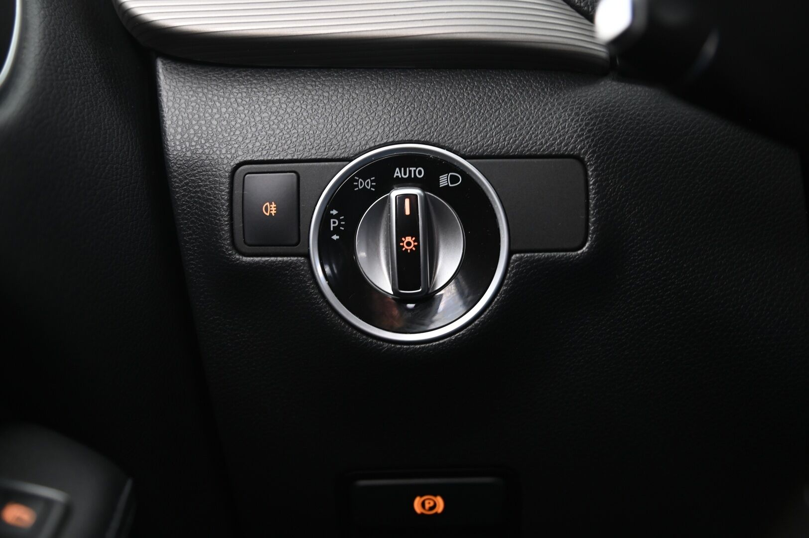 Mercedes-Benz B 2016 180 A Premium Business - P-kamera | LED High Perfomance | Vetokoukku | Lohko+sisäpistoke | 2xrenkaat&alut | Suomi-auto