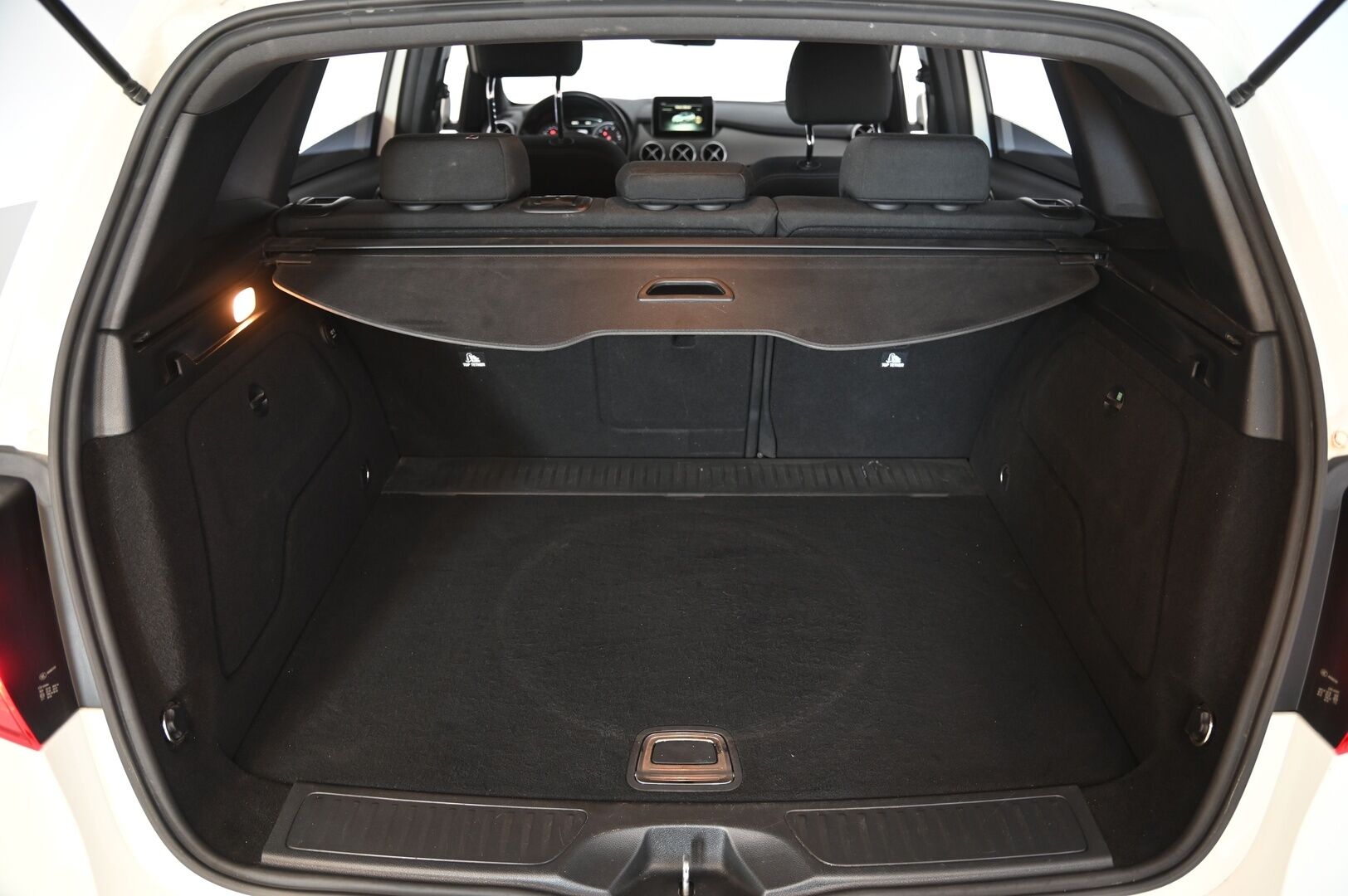 Mercedes-Benz B 2016 180 A Premium Business - P-kamera | LED High Perfomance | Vetokoukku | Lohko+sisäpistoke | 2xrenkaat&alut | Suomi-auto