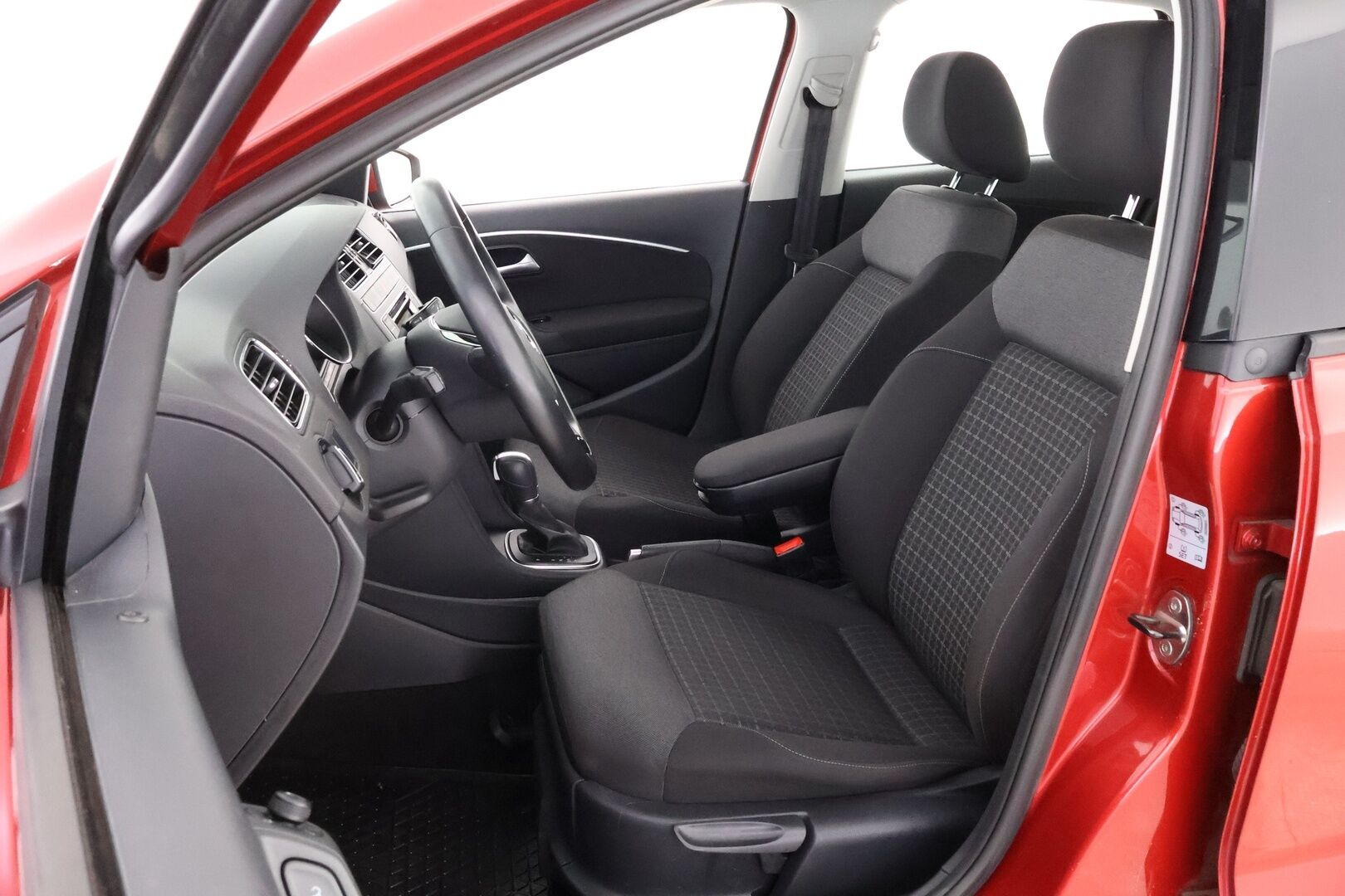 Volkswagen Polo 2016 Comfortline 1,2 TSI 66 kW (90 hv) DSG-automaatti * Suomiauto / Vakkari / Lohkolämmitin / LED / Vetokoukku - Helmi / Vähän ajettu / Juuri tullut Tampereelle / Jakopää juuri tehty!!