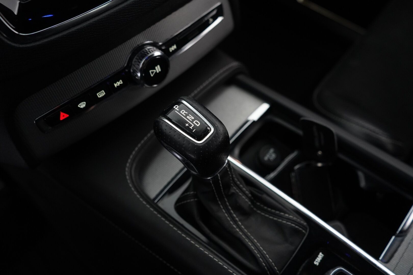 Volvo XC90 2015 D5 AWD R-Design aut *Kamera / Muistipenkit / Koukku* - 3,99 % KORKOTARJOUS TÄHÄN AUTOON - 7-Paikkainen / Kahdet hyvät renkaat / Turbo vaihdettu / Jakohihna vaihdettu
