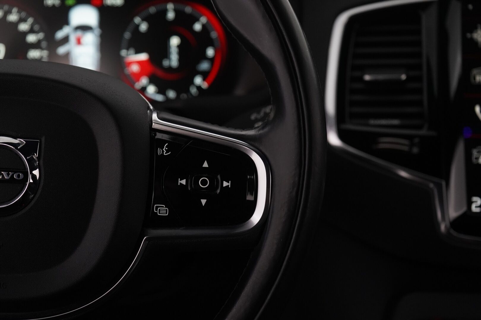 Volvo XC90 2015 D5 AWD R-Design aut *Kamera / Muistipenkit / Koukku* - 3,99 % KORKOTARJOUS TÄHÄN AUTOON - 7-Paikkainen / Kahdet hyvät renkaat / Turbo vaihdettu / Jakohihna vaihdettu