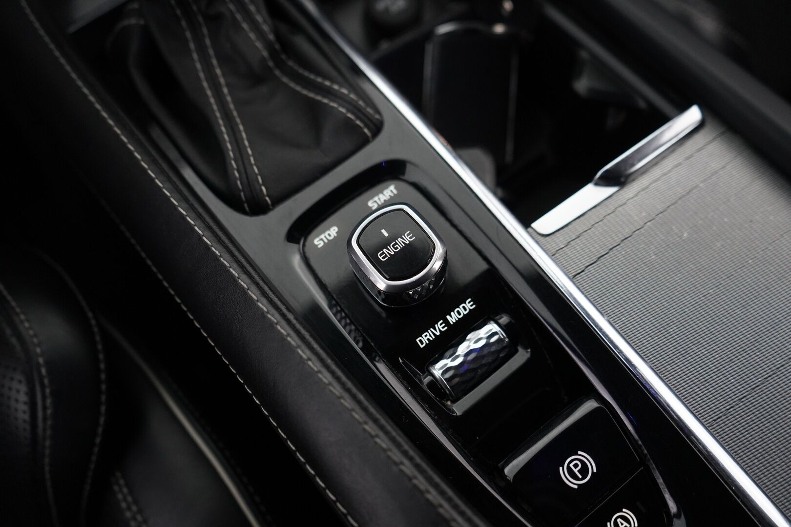 Volvo XC90 2015 D5 AWD R-Design aut *Kamera / Muistipenkit / Koukku* - 3,99 % KORKOTARJOUS TÄHÄN AUTOON - 7-Paikkainen / Kahdet hyvät renkaat / Turbo vaihdettu / Jakohihna vaihdettu