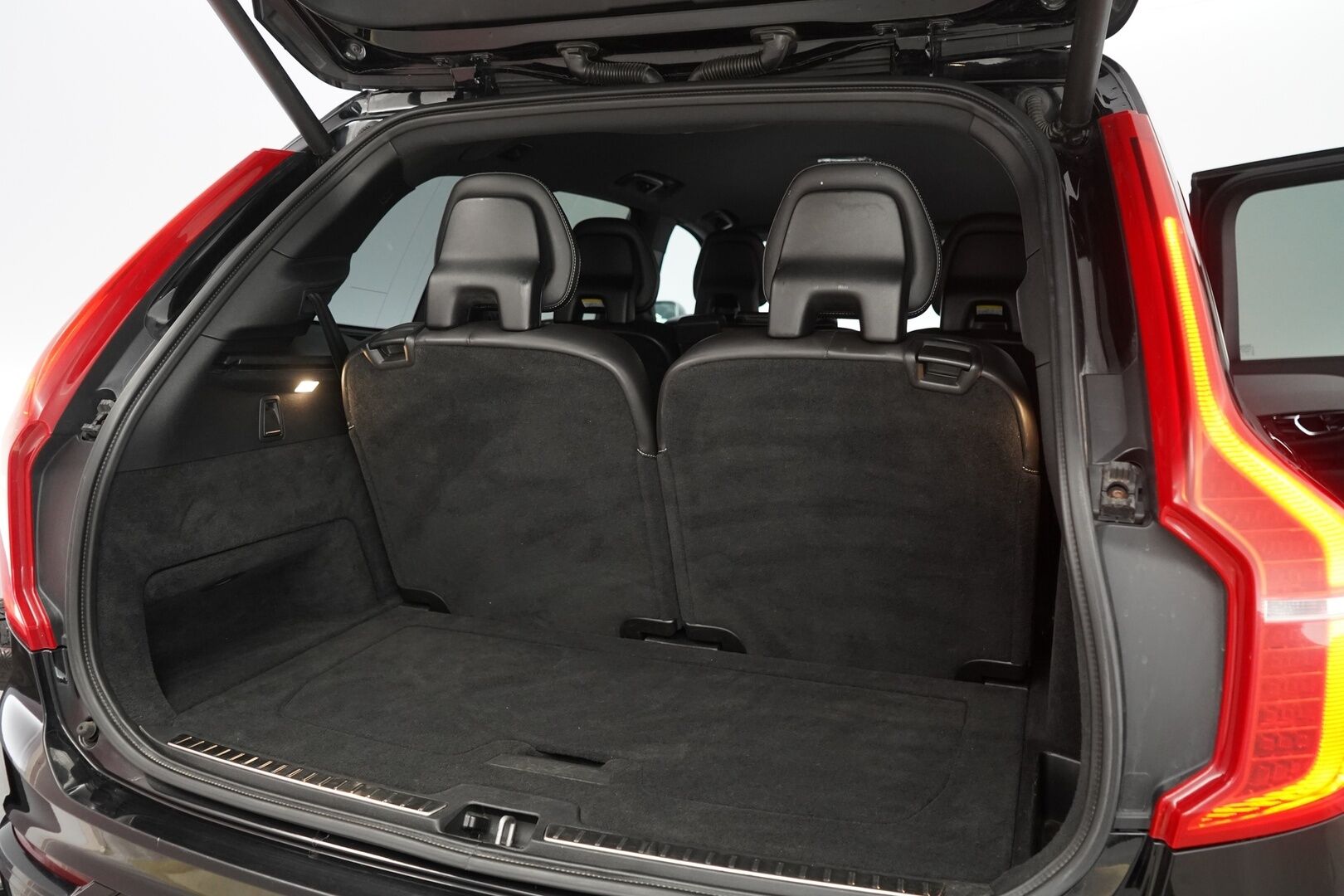 Volvo XC90 2015 D5 AWD R-Design aut *Kamera / Muistipenkit / Koukku* - 3,99 % KORKOTARJOUS TÄHÄN AUTOON - 7-Paikkainen / Kahdet hyvät renkaat / Turbo vaihdettu / Jakohihna vaihdettu