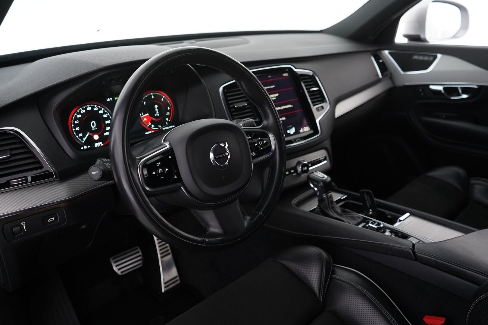 Volvo XC90 2015 D5 AWD R-Design aut *Kamera / Muistipenkit / Koukku* - 3,99 % KORKOTARJOUS TÄHÄN AUTOON - 7-Paikkainen / Kahdet hyvät renkaat / Turbo vaihdettu / Jakohihna vaihdettu