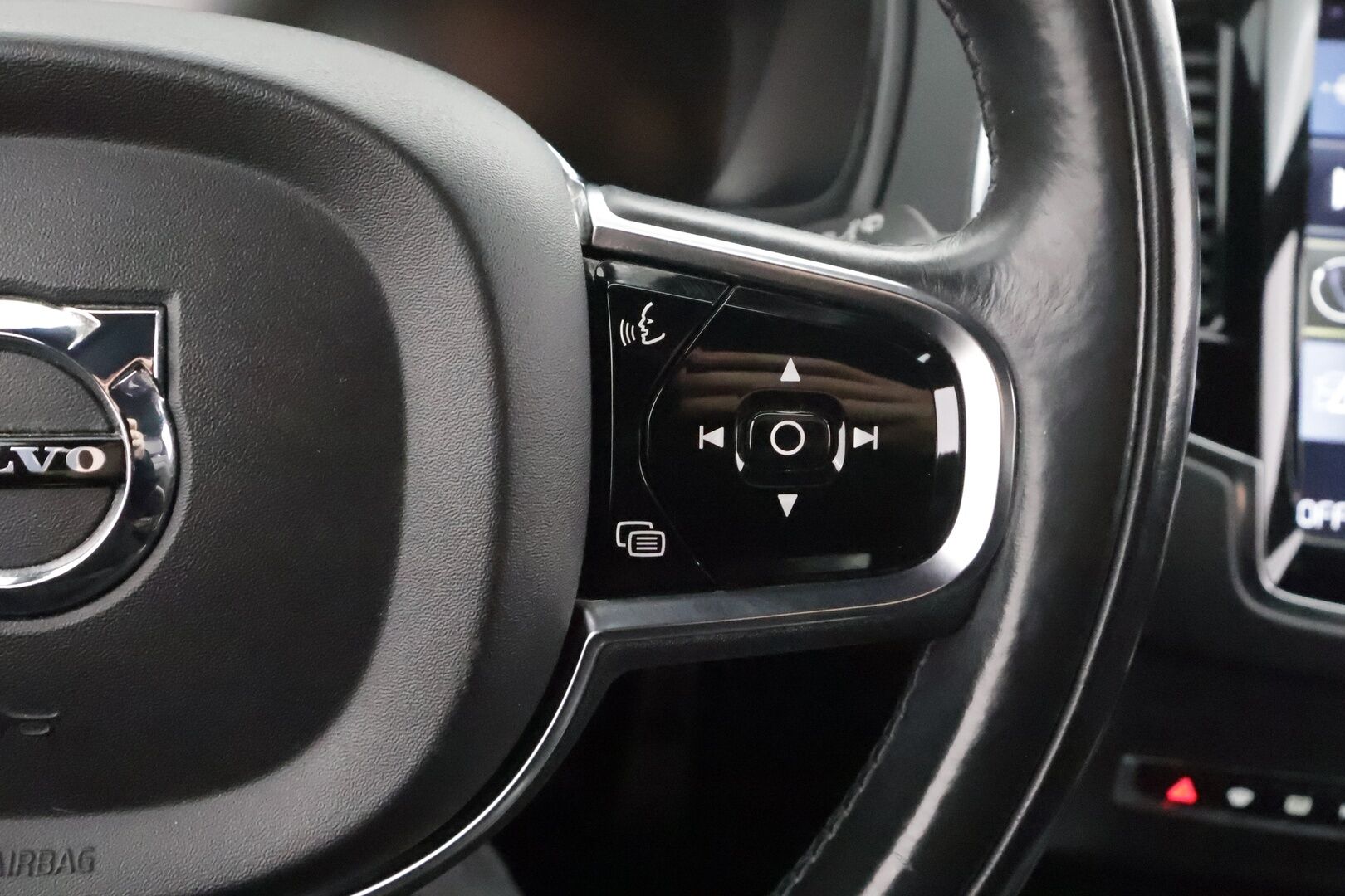 Volvo XC90 2016 D5 AWD R-Design aut * ACC / HUD / 360° / Muistipenkit / Webasto / Full LED / Navi / KeylessGo * - Suomi-auto / Kahdet renkaat aluvanteilla / Merkkihuollettu