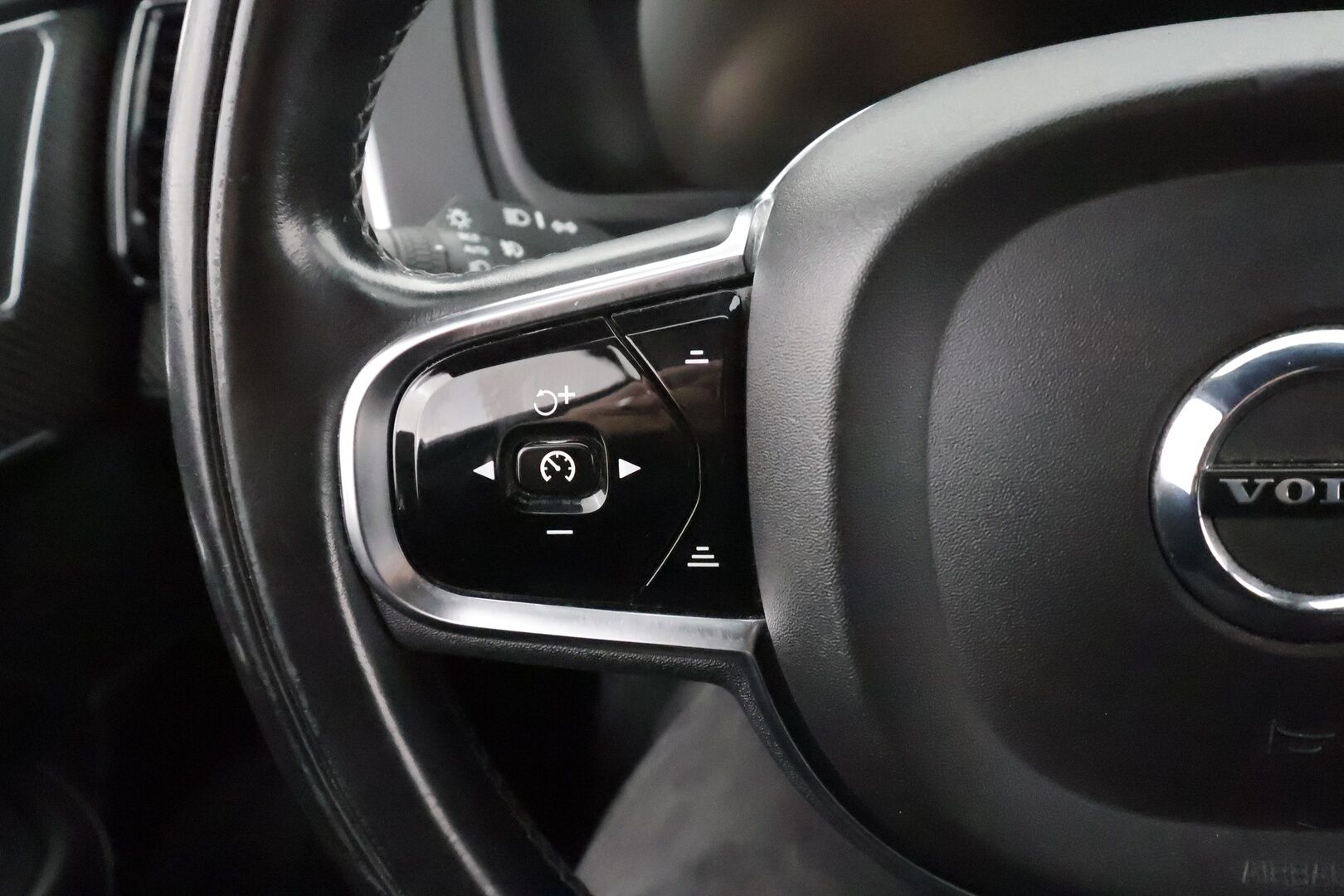 Volvo XC90 2016 D5 AWD R-Design aut * ACC / HUD / 360° / Muistipenkit / Webasto / Full LED / Navi / KeylessGo * - Suomi-auto / Kahdet renkaat aluvanteilla / Merkkihuollettu