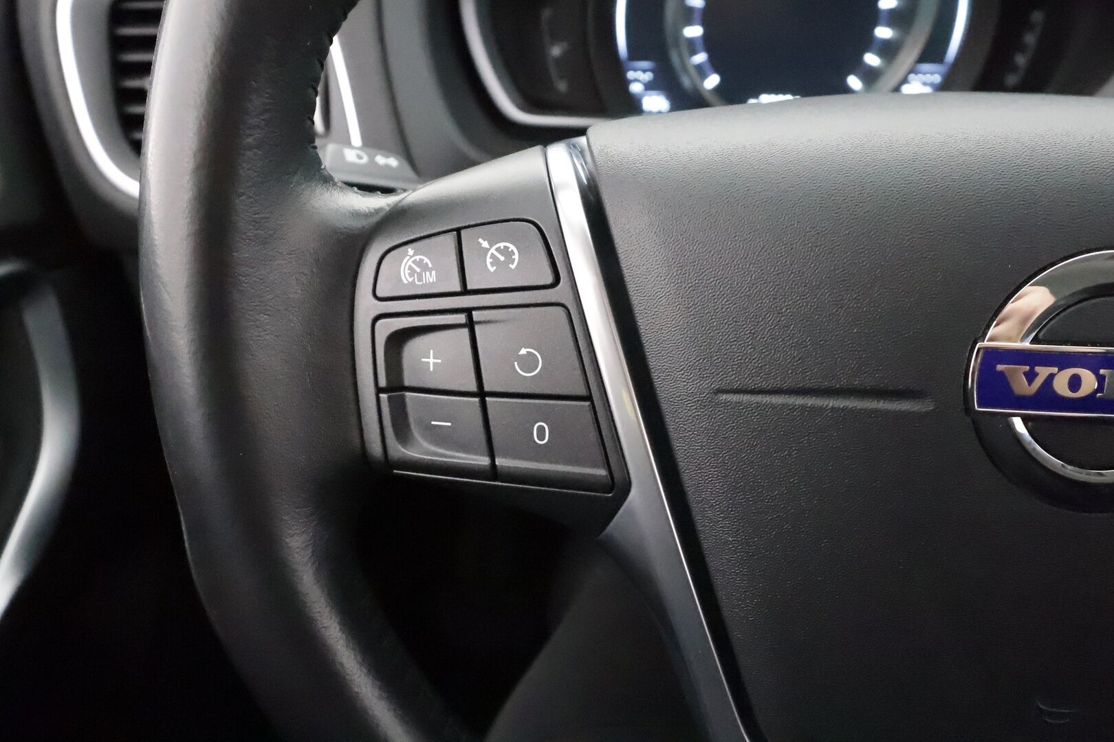 Volvo V40 2016 T2 Business aut - | Webasto | Digimittari | Xenon | Jakopää 2026 | Akt. kaarrevalot | High Performance Audio | BT | Vakkari | P.tutka | 2x renkaat aluin | Huoltokirja | Suomiauto |